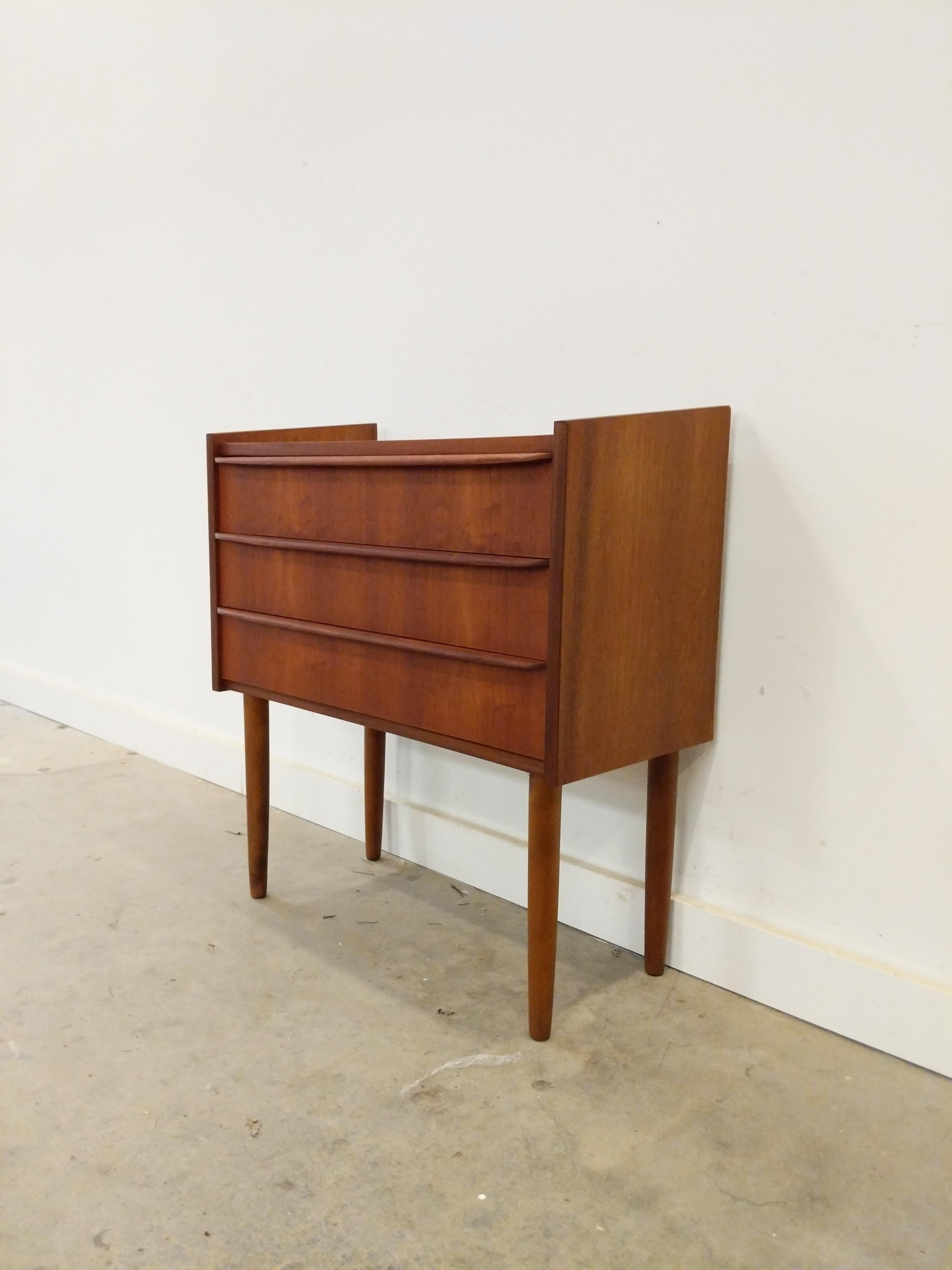 Authentic vintage mid century Danish / Scandinavian Modern teak nightstand / low chest of drawers.

This piece is in excellent refinished condition with very few signs of age-related wear (see photos).

If you would like any additional details,