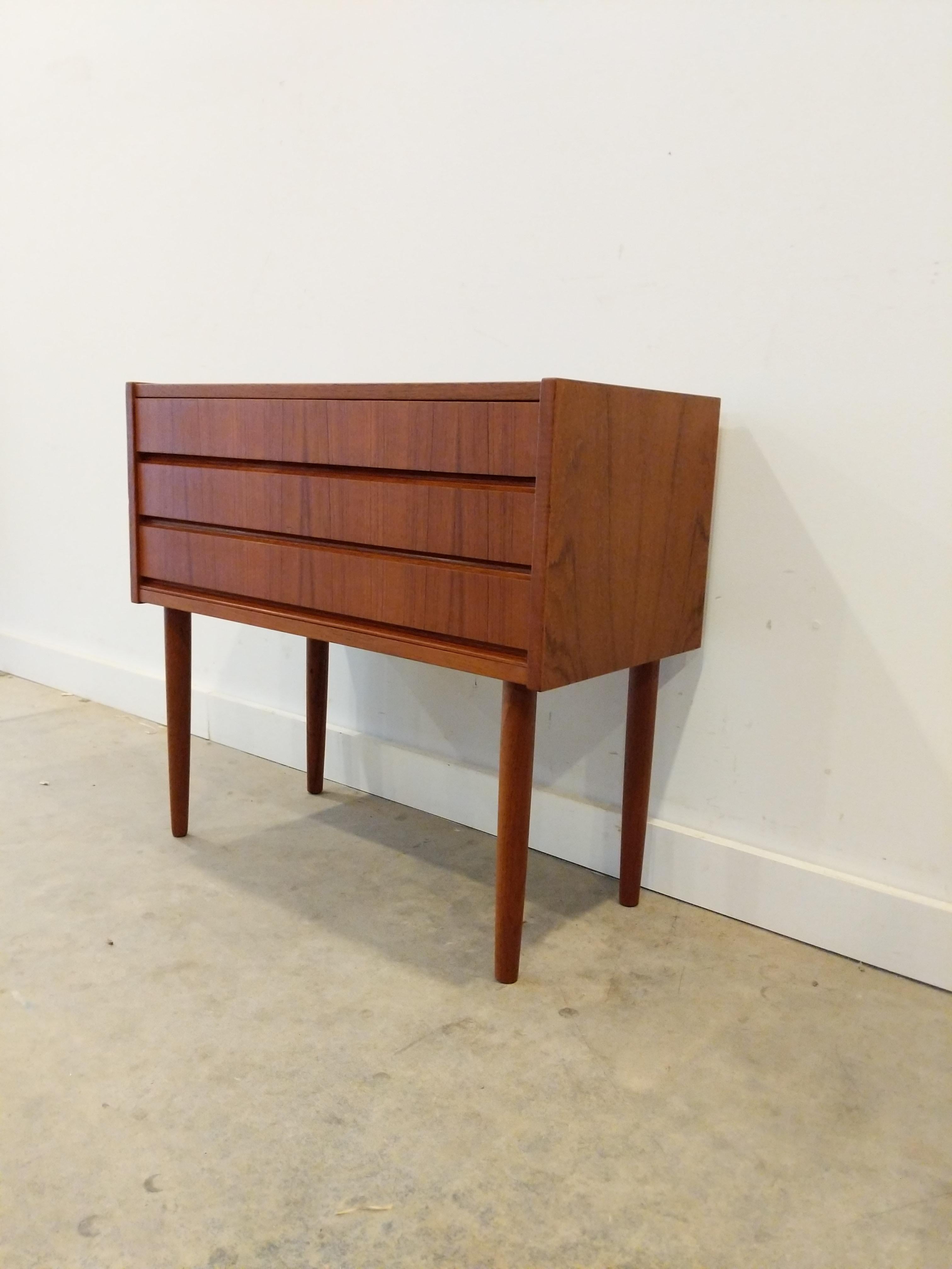 Authentic vintage mid century Danish / Scandinavian Modern teak nightstand / side table / low chest of drawers.

This piece is in excellent refinished condition with very few signs of age-related wear (see photos).

If you would like any additional