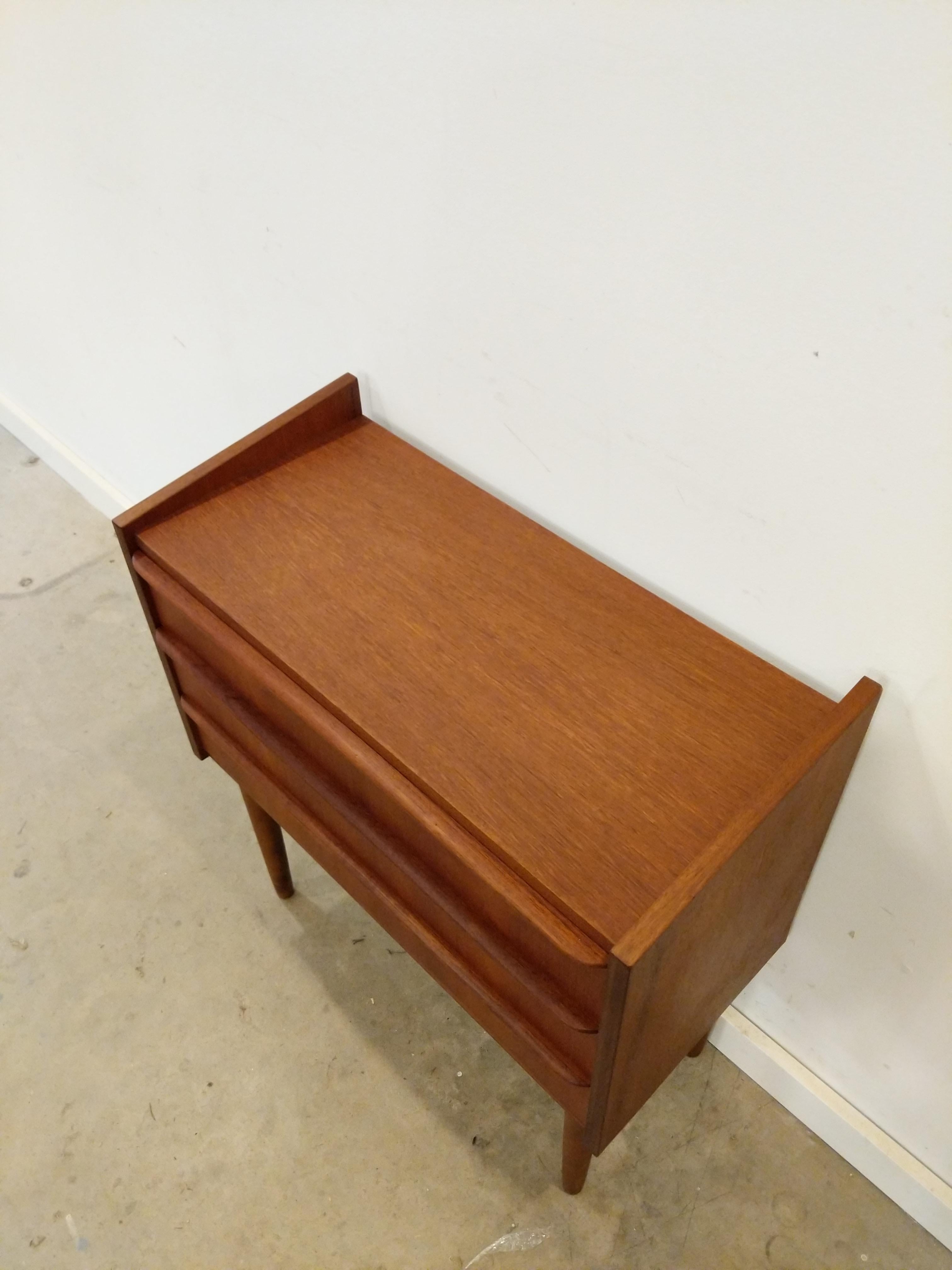 Vintage Danish Modern Teak Nightstand / Low Chest In Good Condition For Sale In Gardiner, NY
