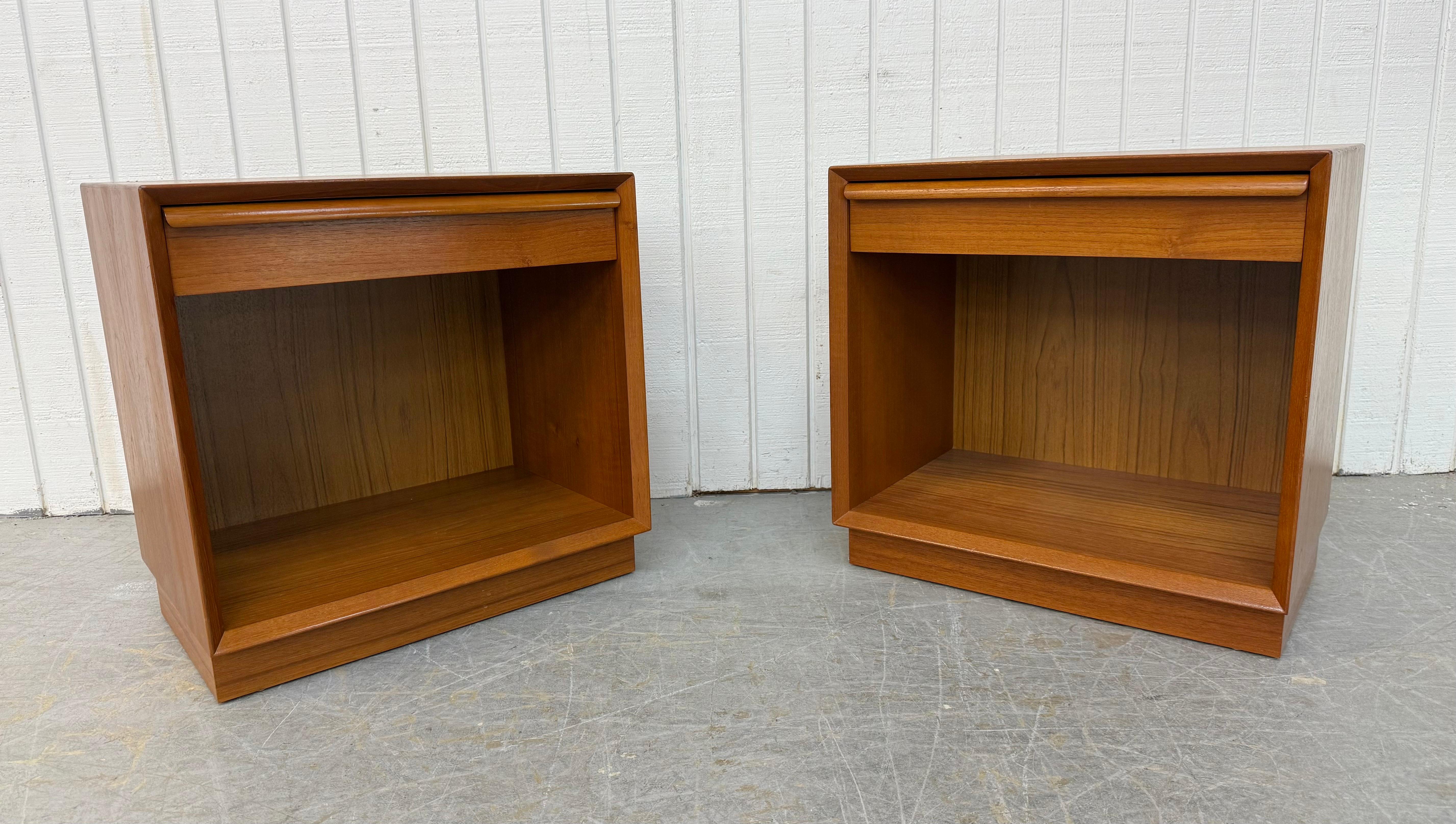 Questo annuncio si riferisce a una coppia di Comodini moderni danesi d'epoca in teak. Caratterizzato da un design lineare, cassetto singolo con tiretto in legno, spazio aperto, base a zoccolo e splendida finitura in teak. Si tratta di un'eccezionale