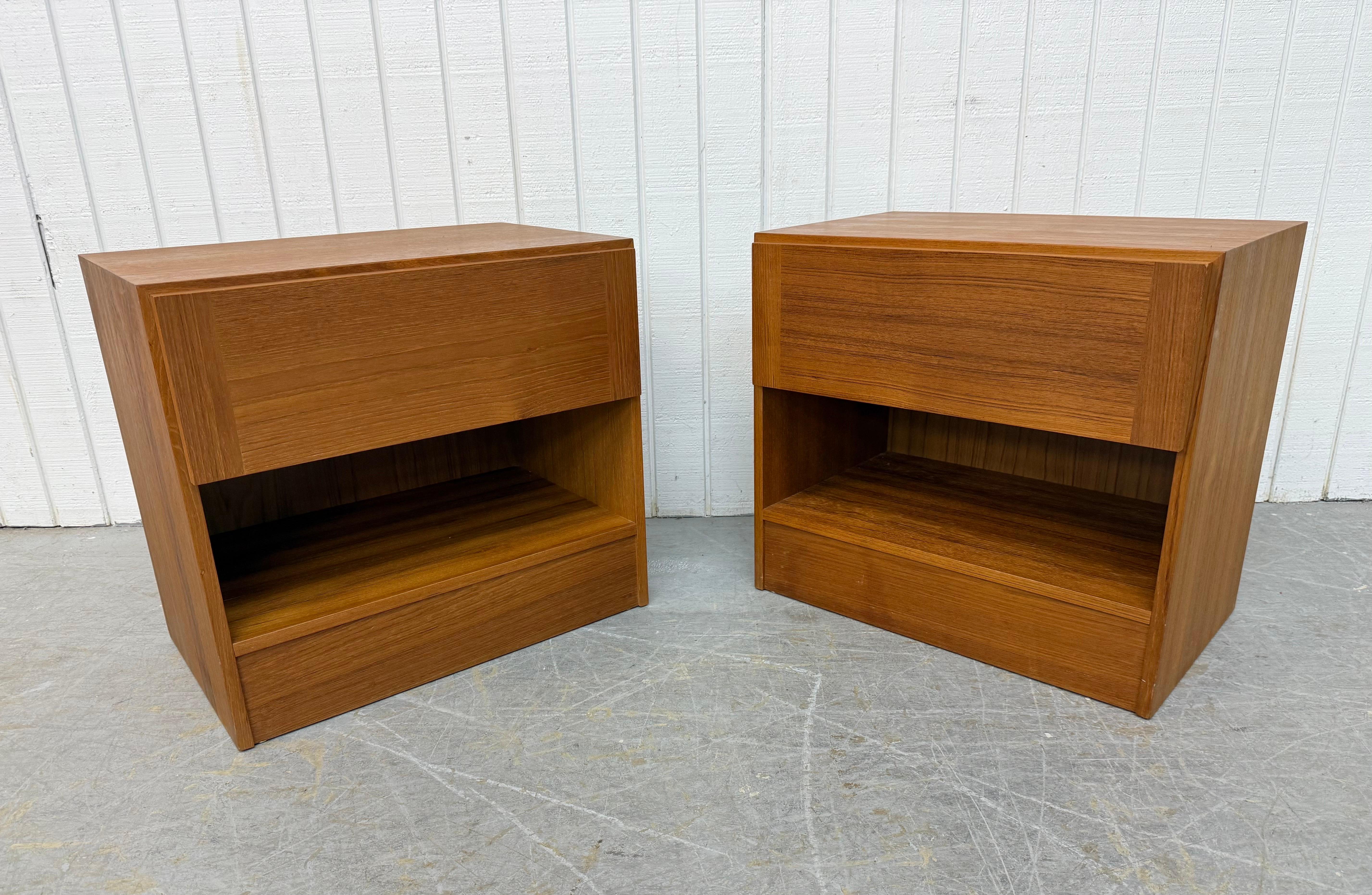 Questo annuncio si riferisce a una coppia di Comodini moderni danesi d'epoca in teak. Il design è lineare, il piano rettangolare, il cassetto singolo per riporre gli oggetti, il fondo aperto, la base a zoccolo e la bellissima finitura in teak. Si