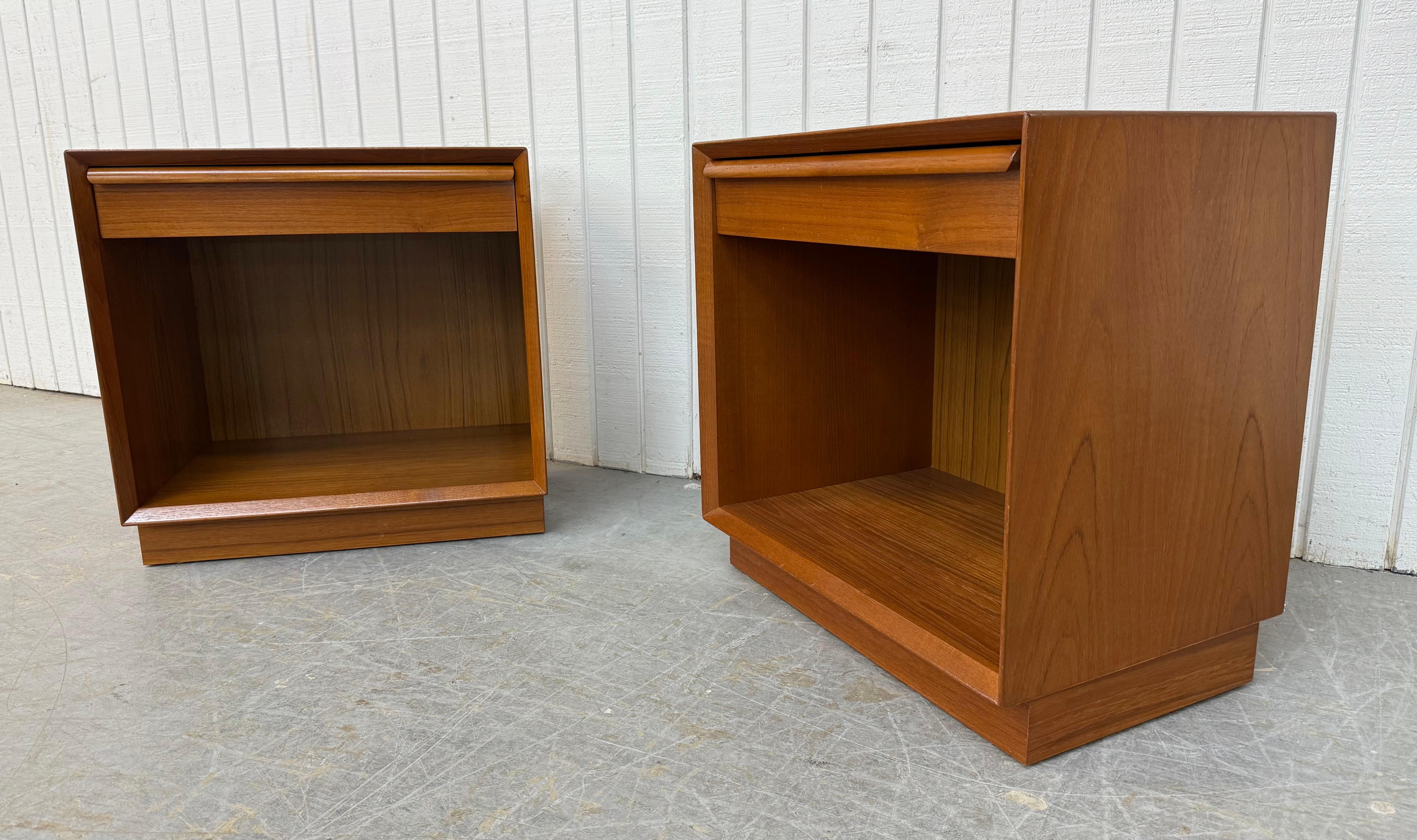 Mid-Century moderno Comodini moderni danesi d'epoca in teak - Set di 2 in vendita