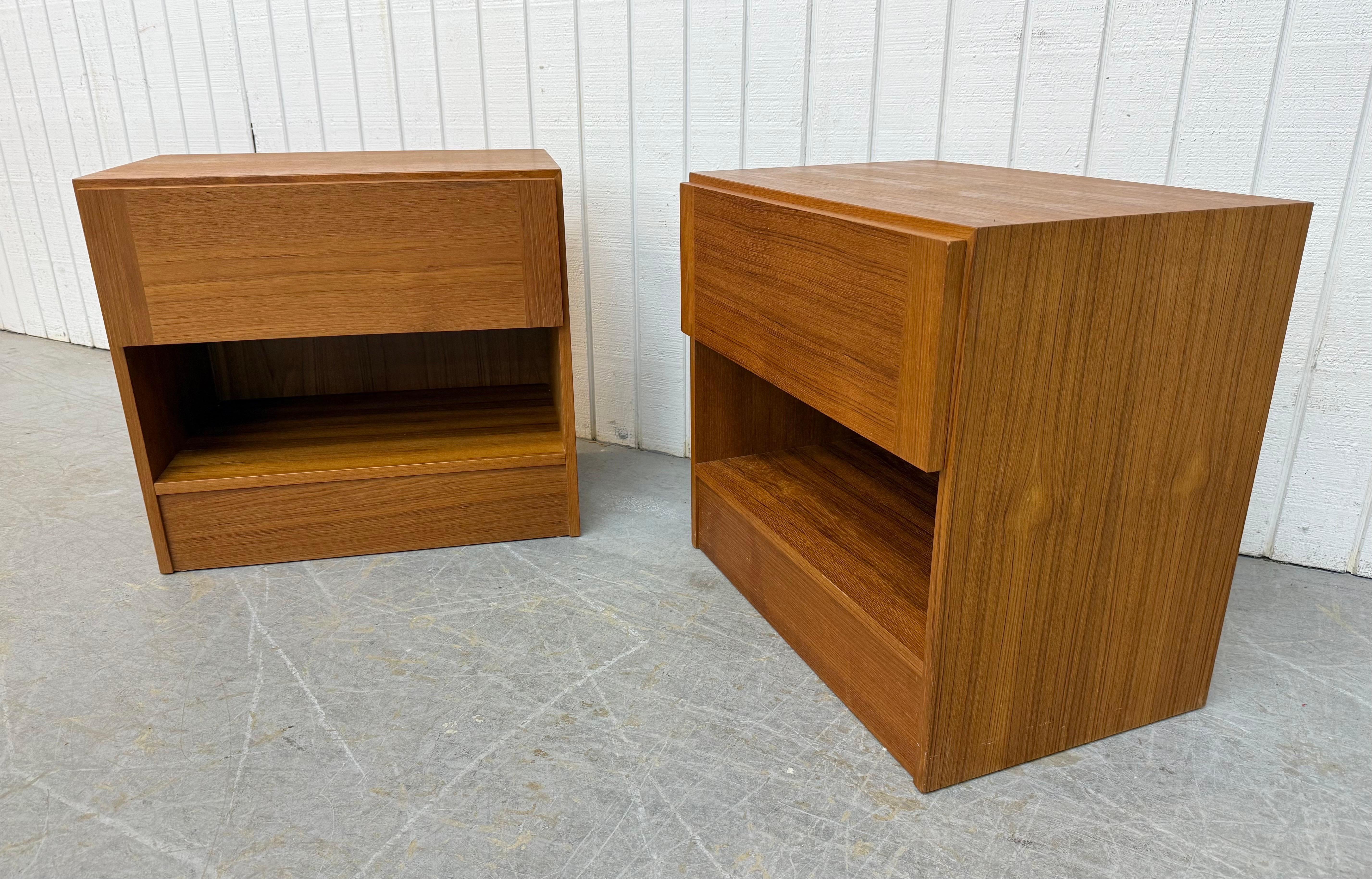 Mid-Century moderno Comodini moderni danesi d'epoca in teak - Set di 2 in vendita