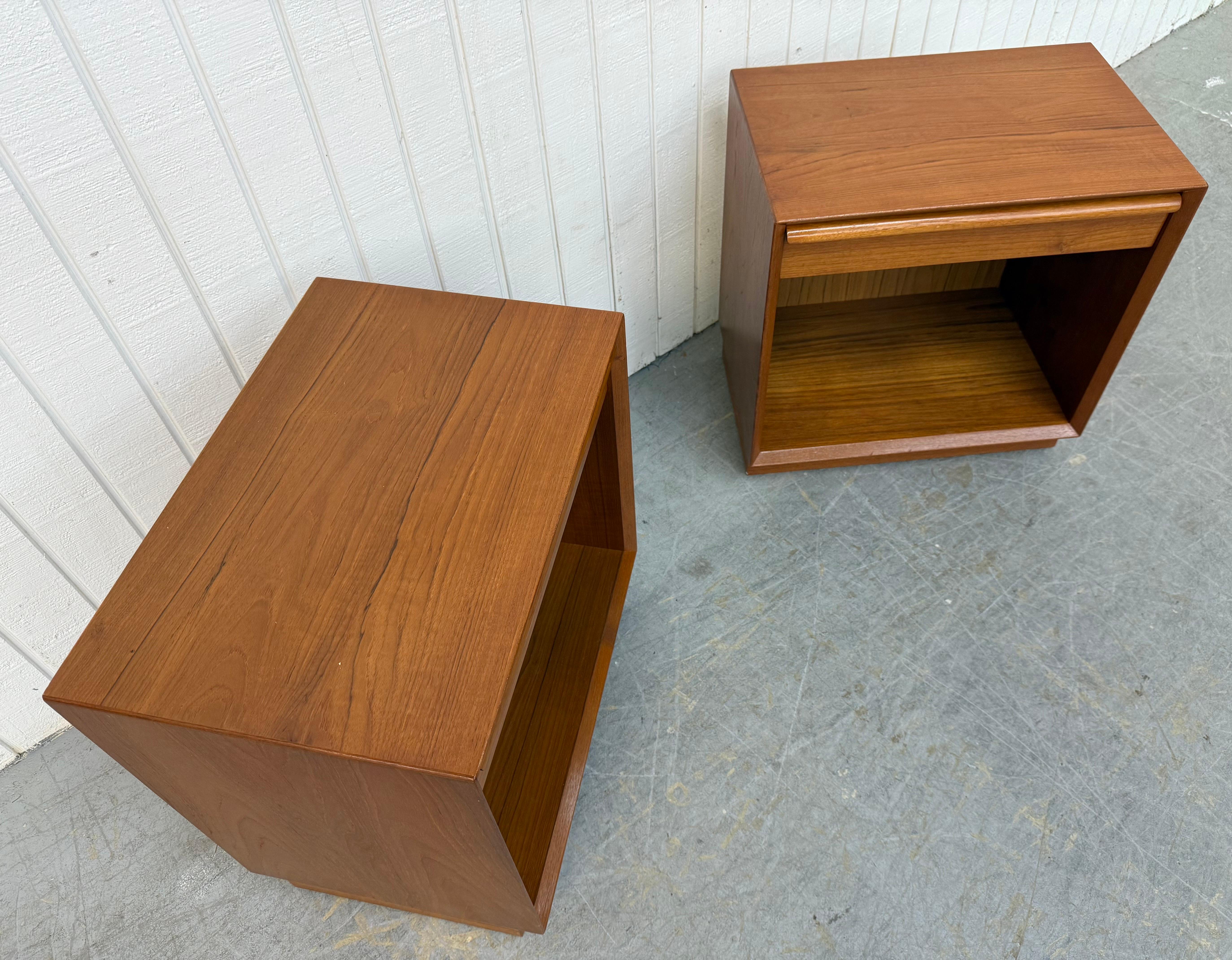 Danese Comodini moderni danesi d'epoca in teak - Set di 2 in vendita