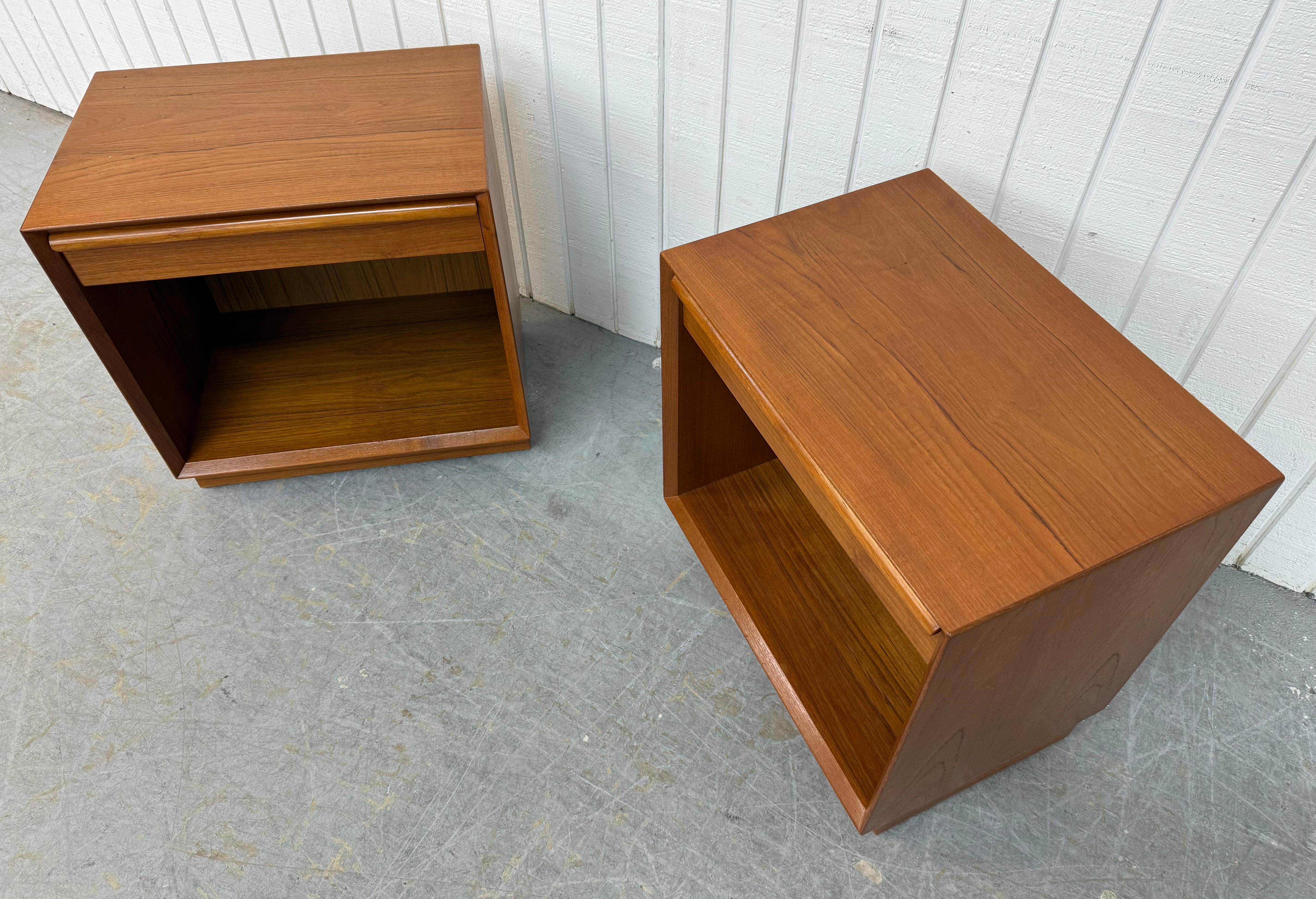 Comodini moderni danesi d'epoca in teak - Set di 2 In condizioni buone in vendita a Clarksboro, NJ
