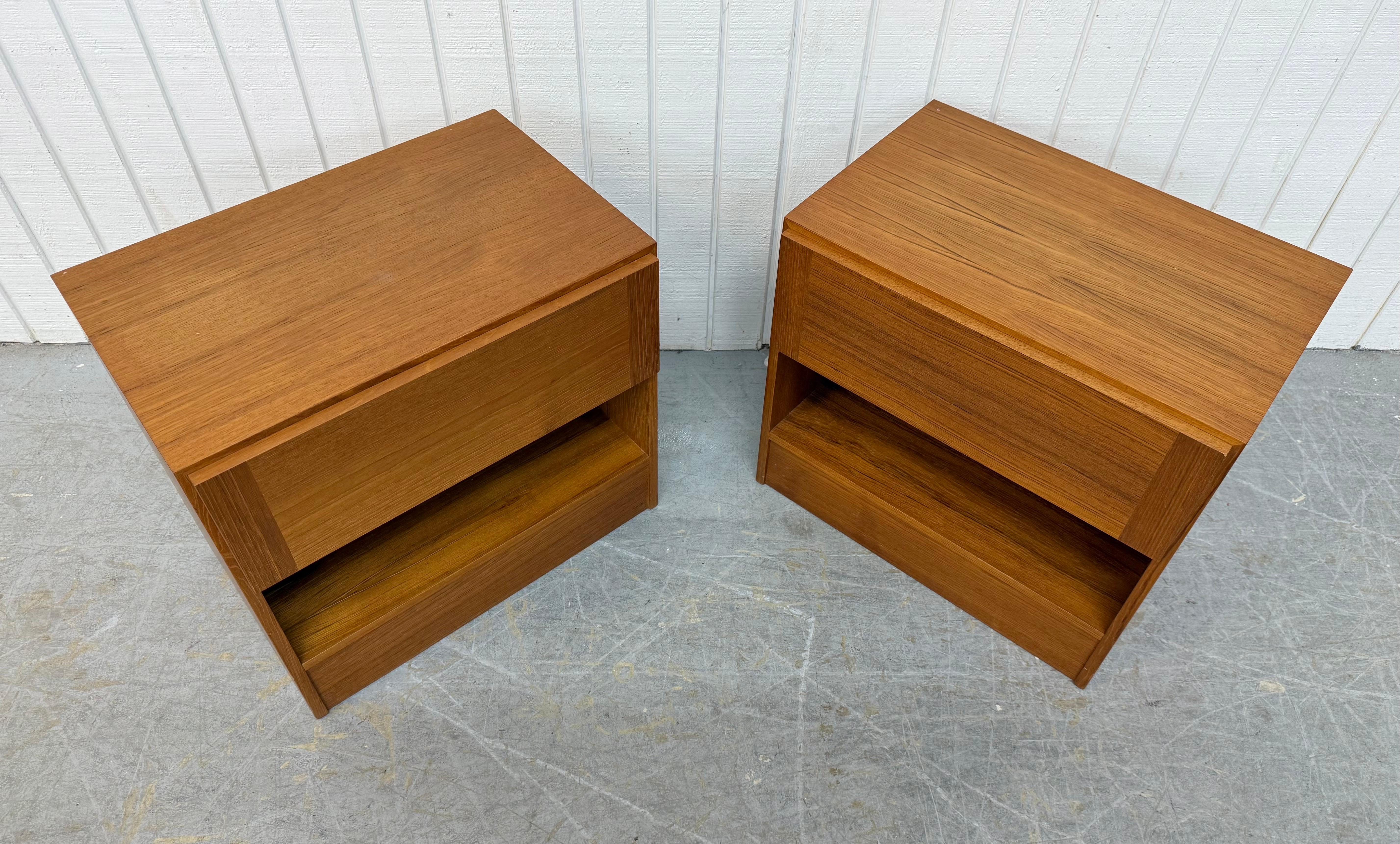 Comodini moderni danesi d'epoca in teak - Set di 2 In condizioni buone in vendita a Clarksboro, NJ