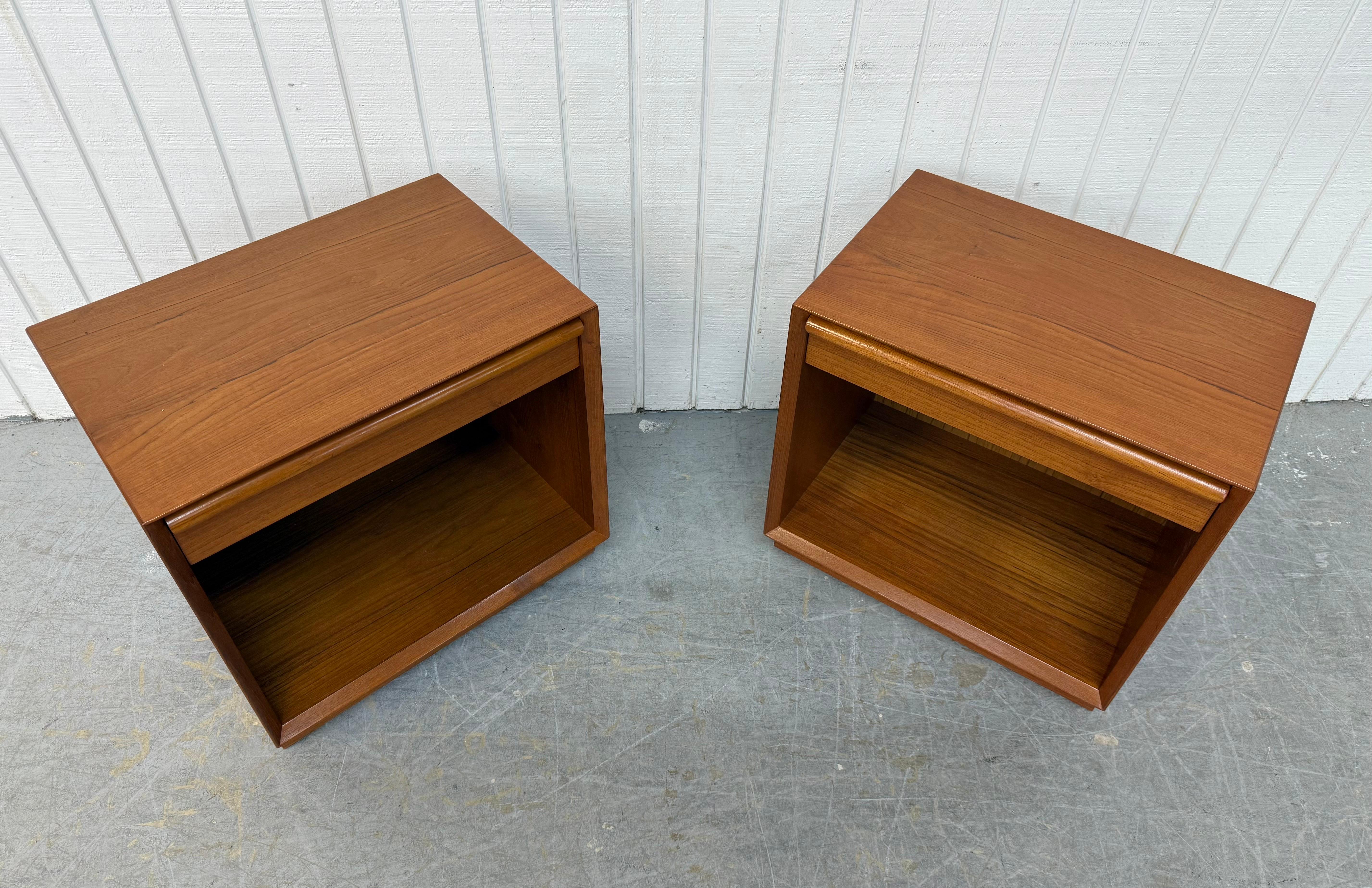 Fine XX secolo Comodini moderni danesi d'epoca in teak - Set di 2 in vendita