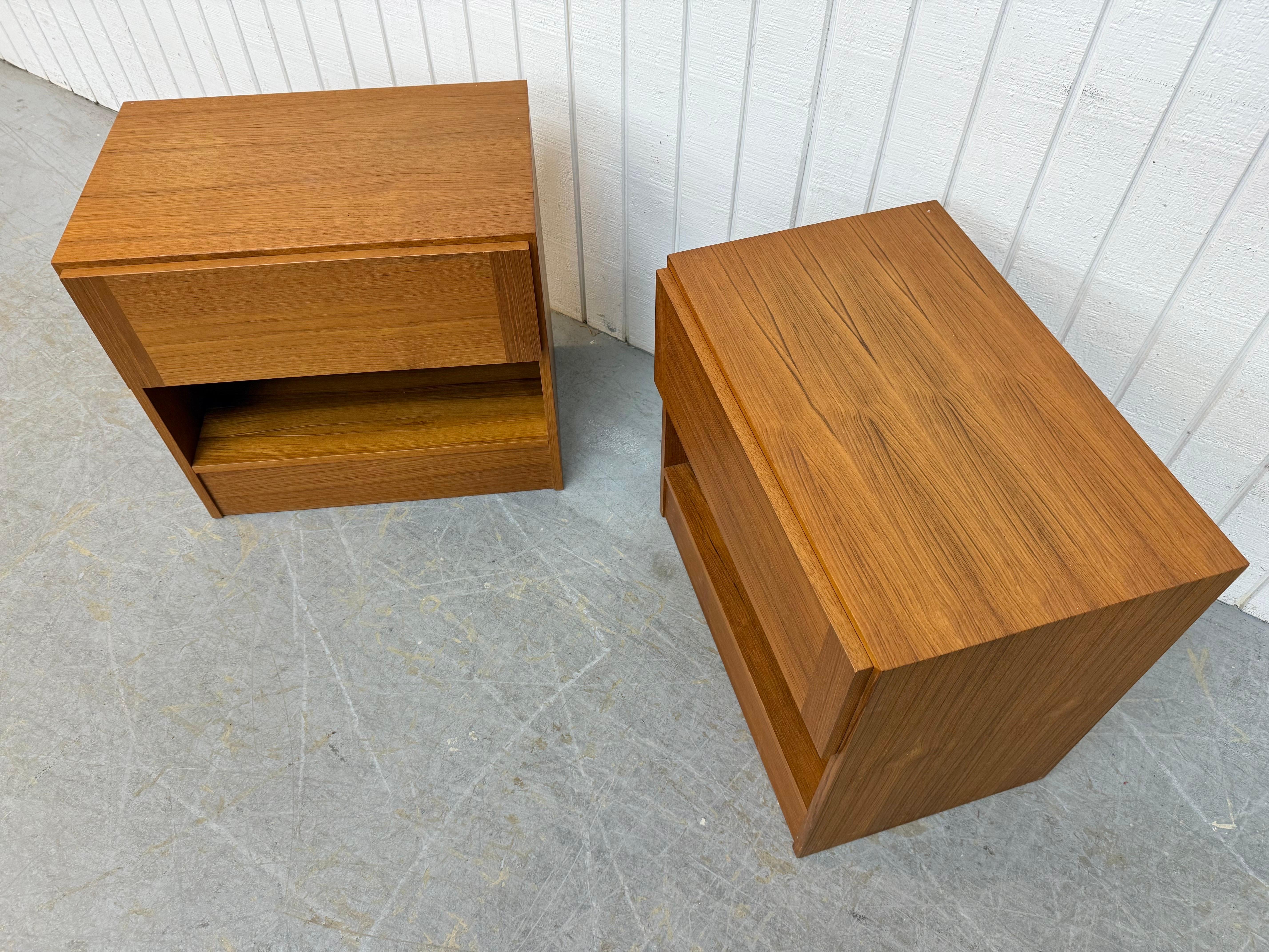 Fine XX secolo Comodini moderni danesi d'epoca in teak - Set di 2 in vendita