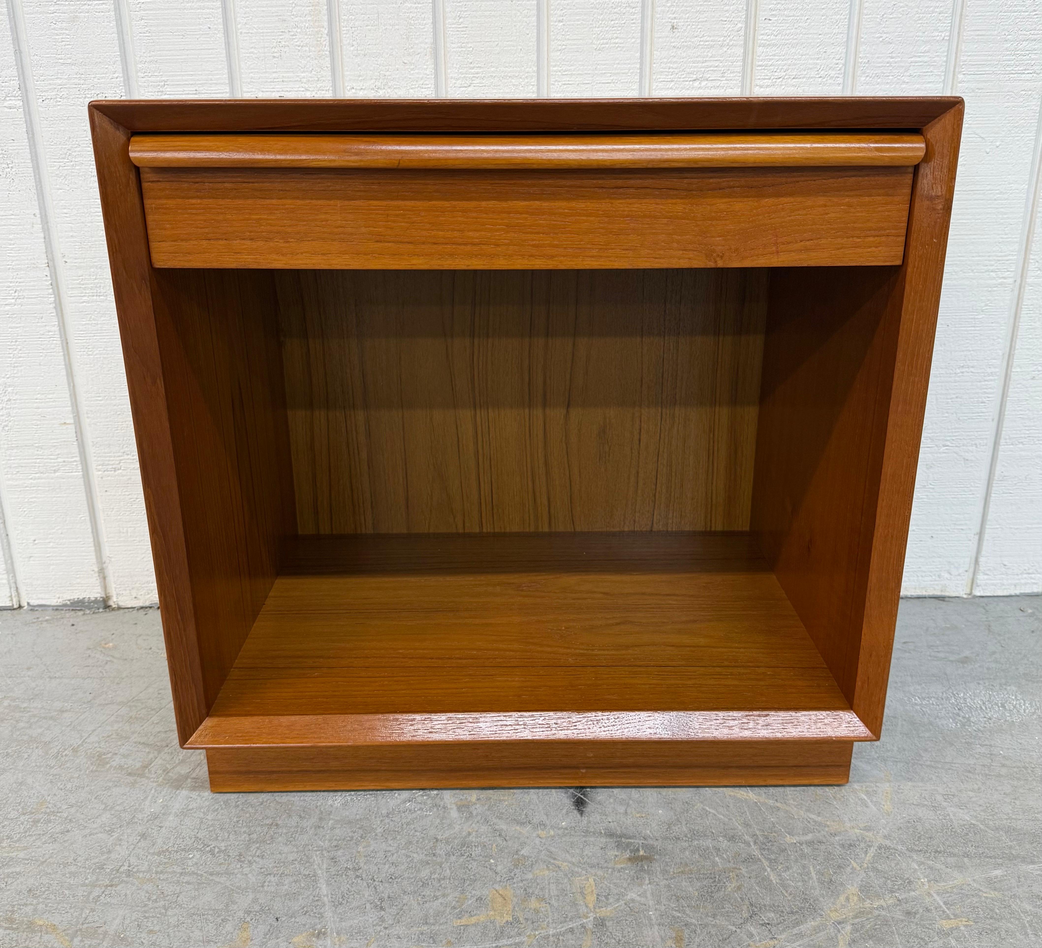 Legno Comodini moderni danesi d'epoca in teak - Set di 2 in vendita
