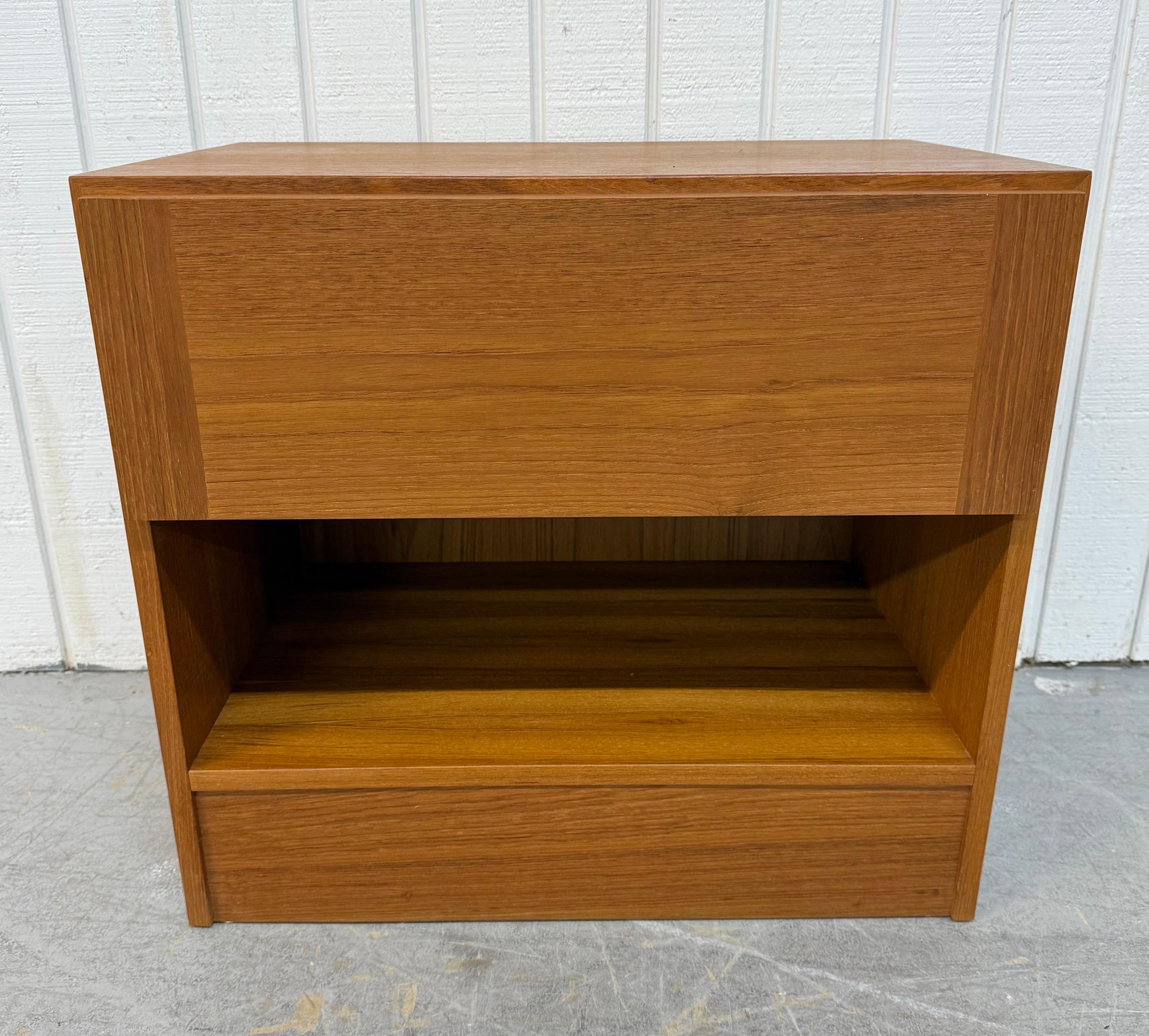 Legno Comodini moderni danesi d'epoca in teak - Set di 2 in vendita