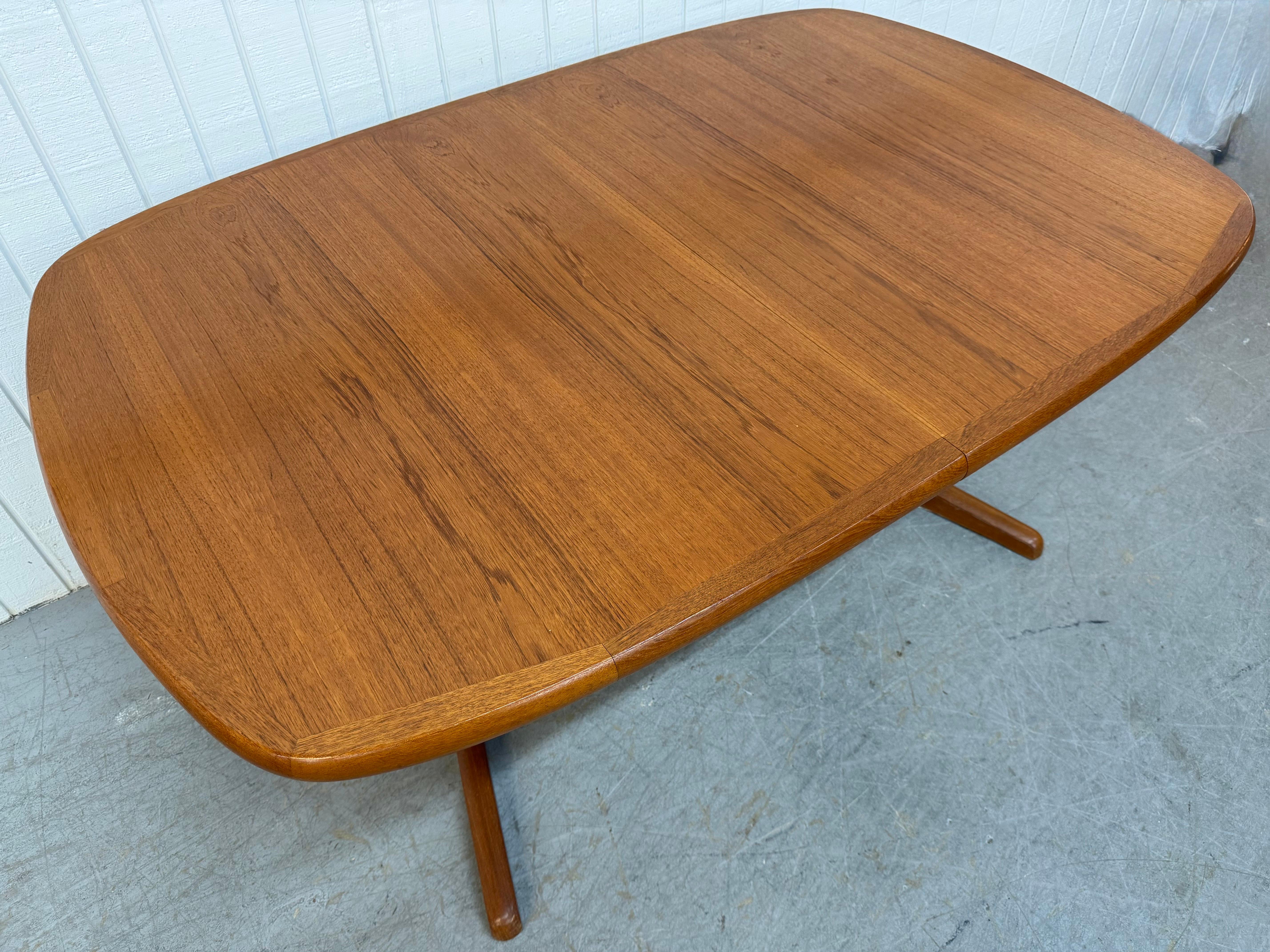 Danois Table de salle à manger ovale danoise moderne vintage en teck en vente
