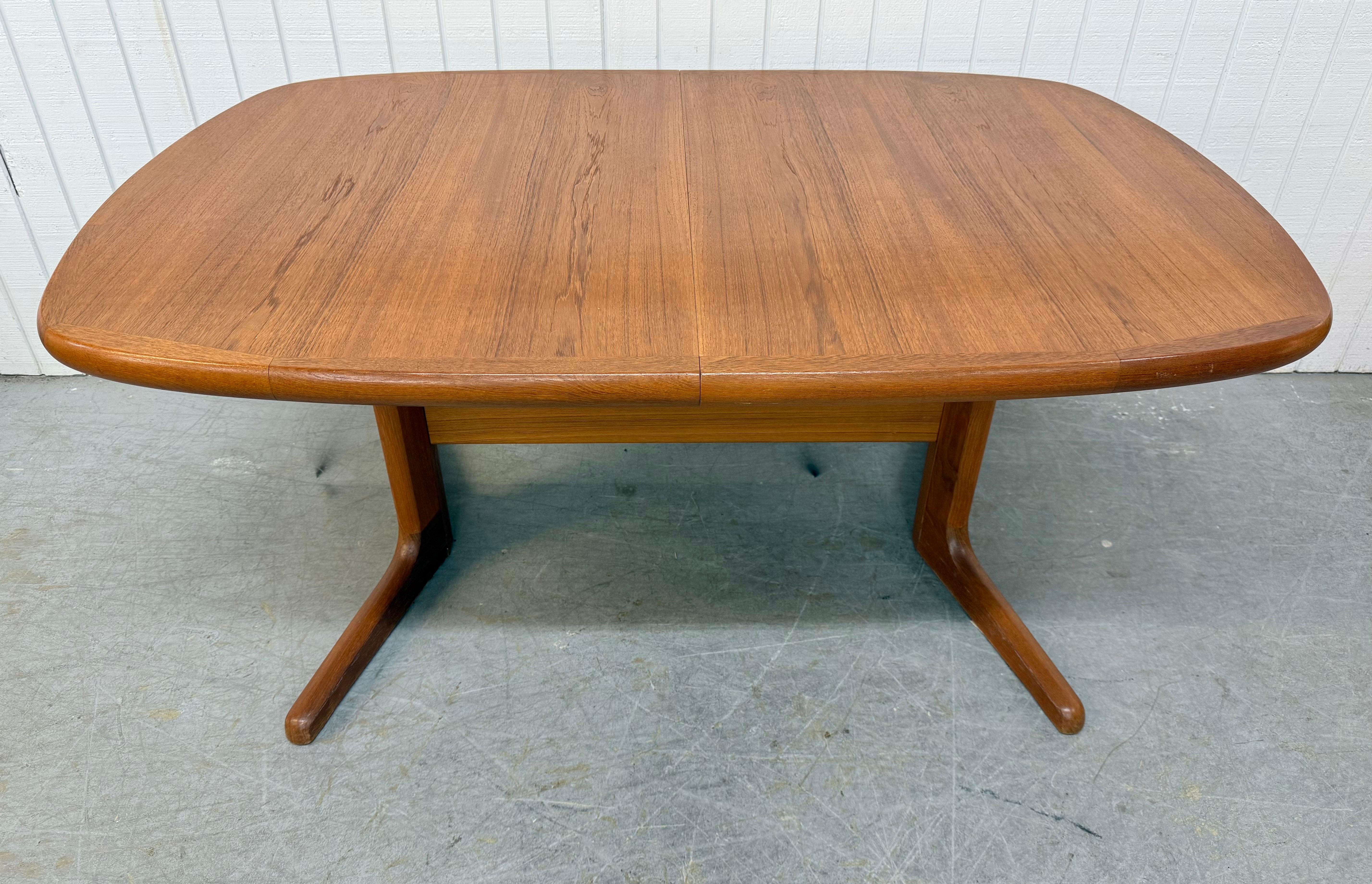Table de salle à manger ovale danoise moderne vintage en teck Bon état - En vente à Clarksboro, NJ
