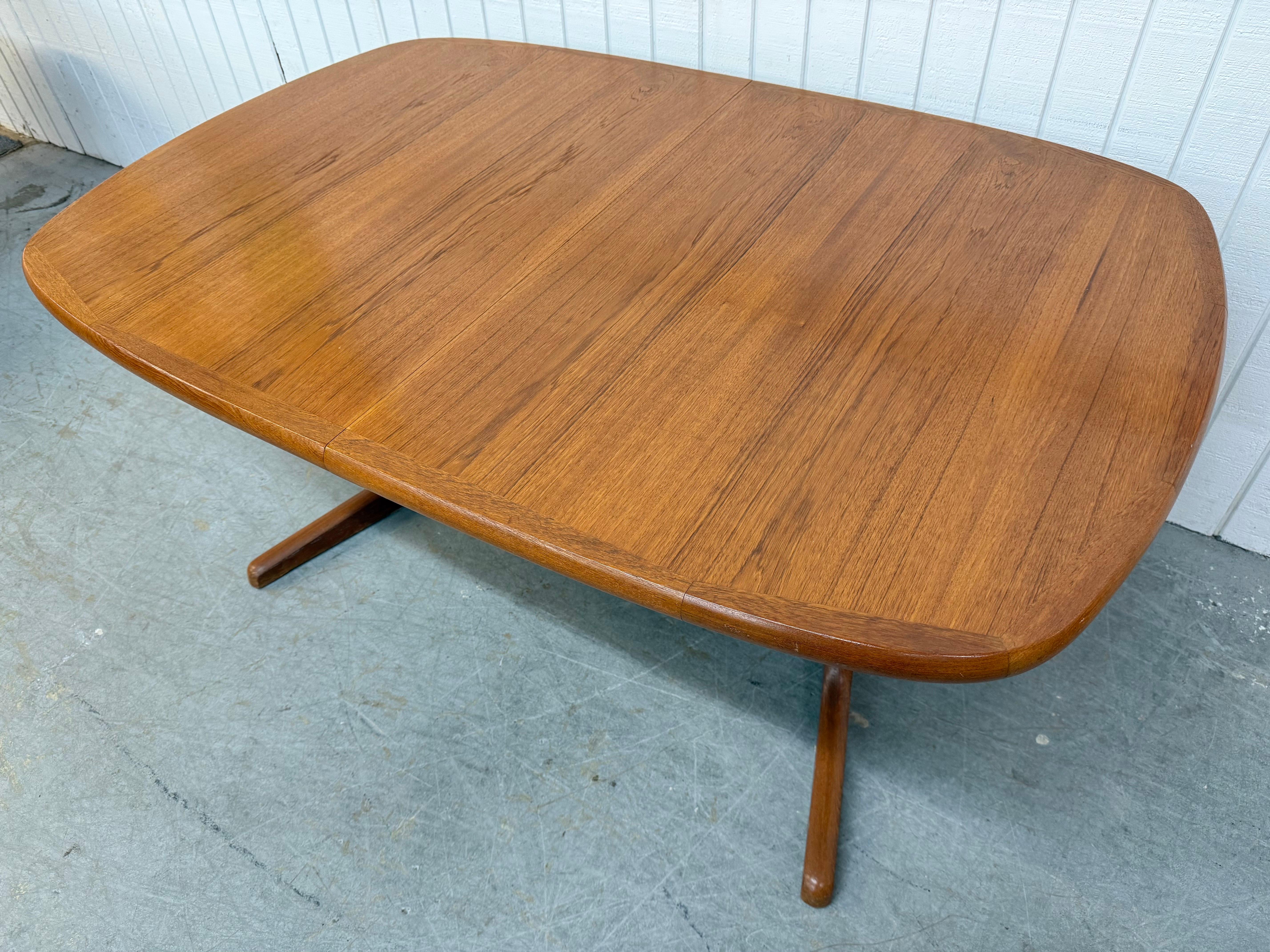 20ième siècle Table de salle à manger ovale danoise moderne vintage en teck en vente