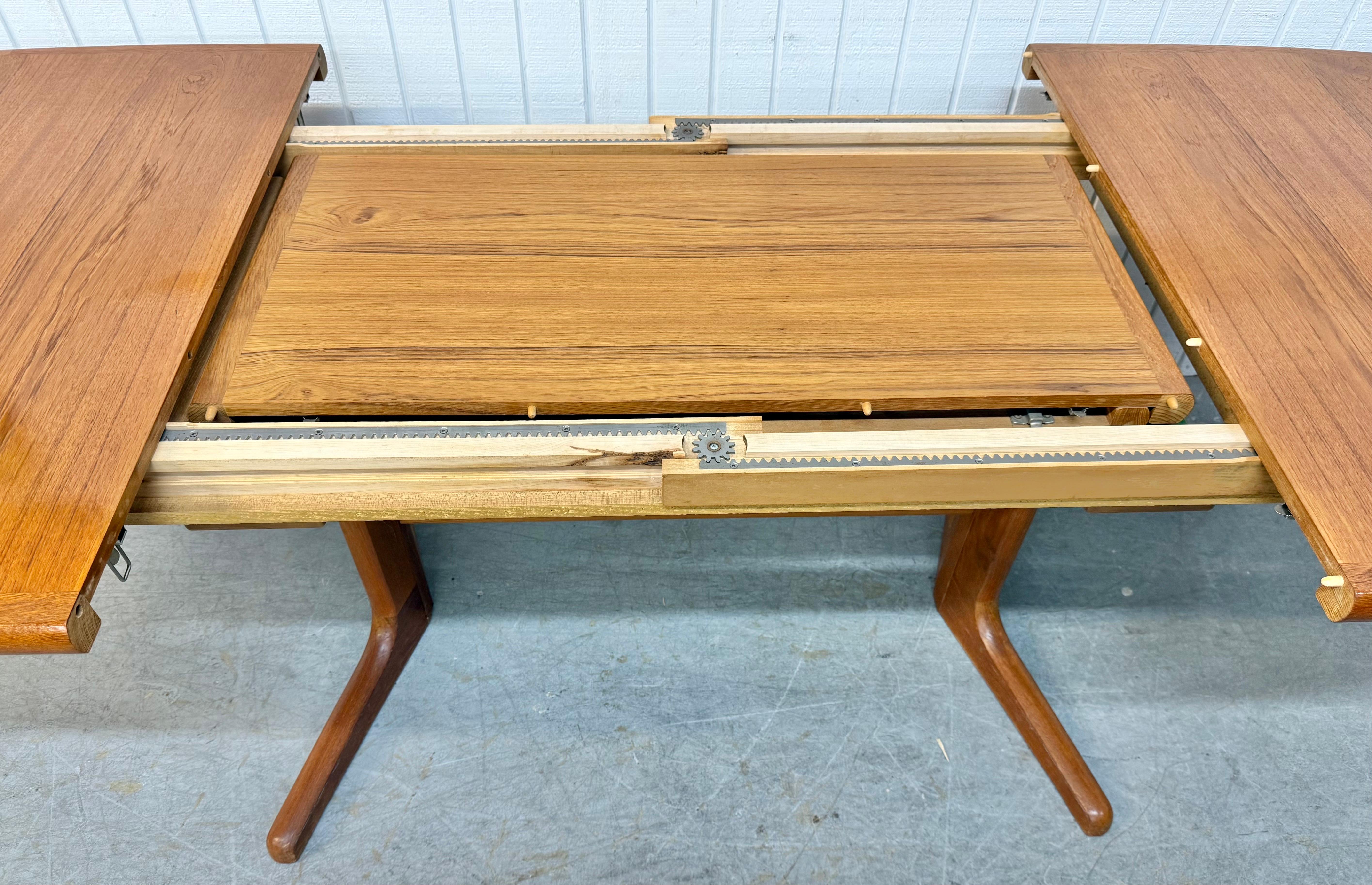 Bois Table de salle à manger ovale danoise moderne vintage en teck en vente