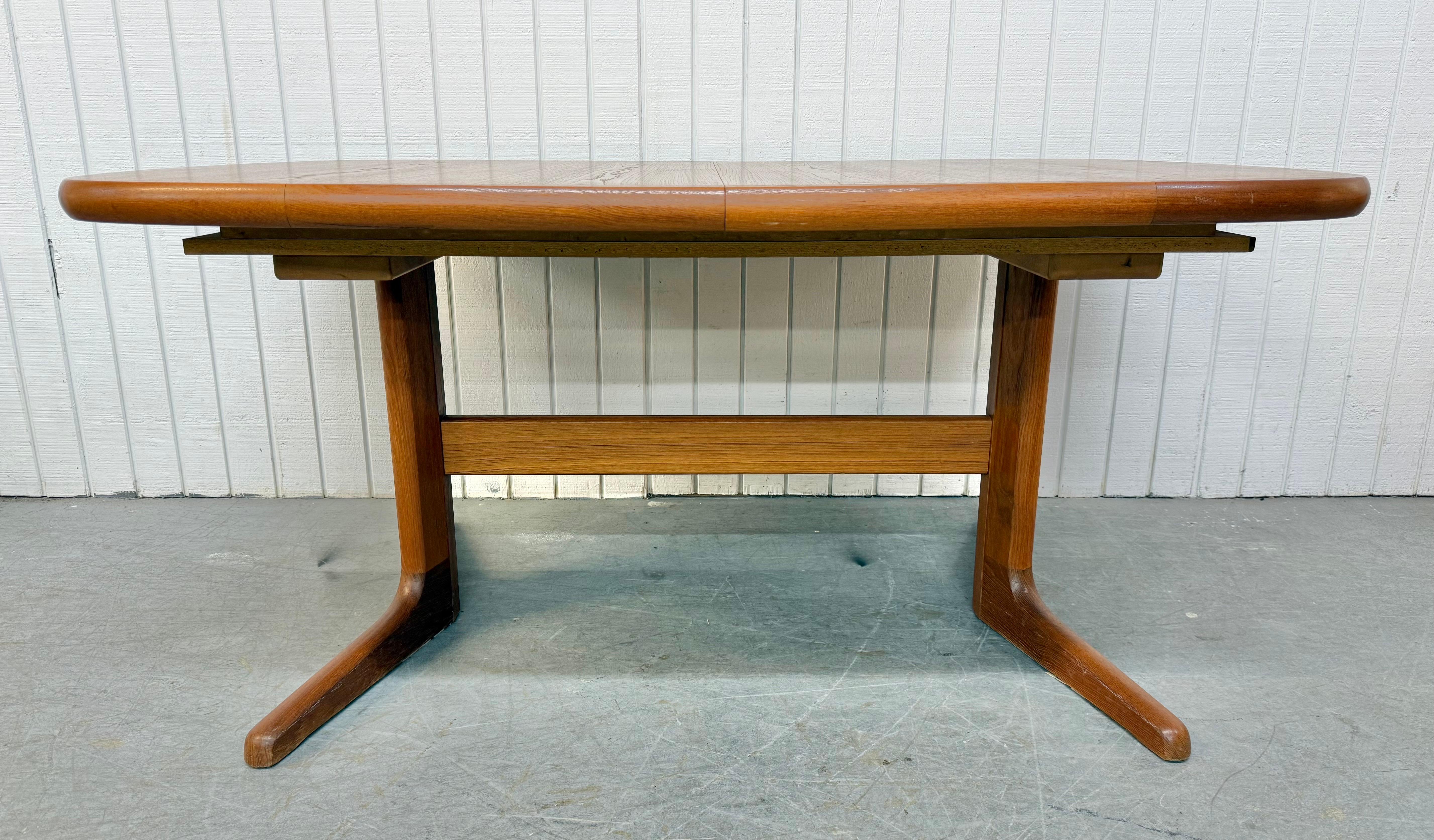 Table de salle à manger ovale danoise moderne vintage en teck en vente 1
