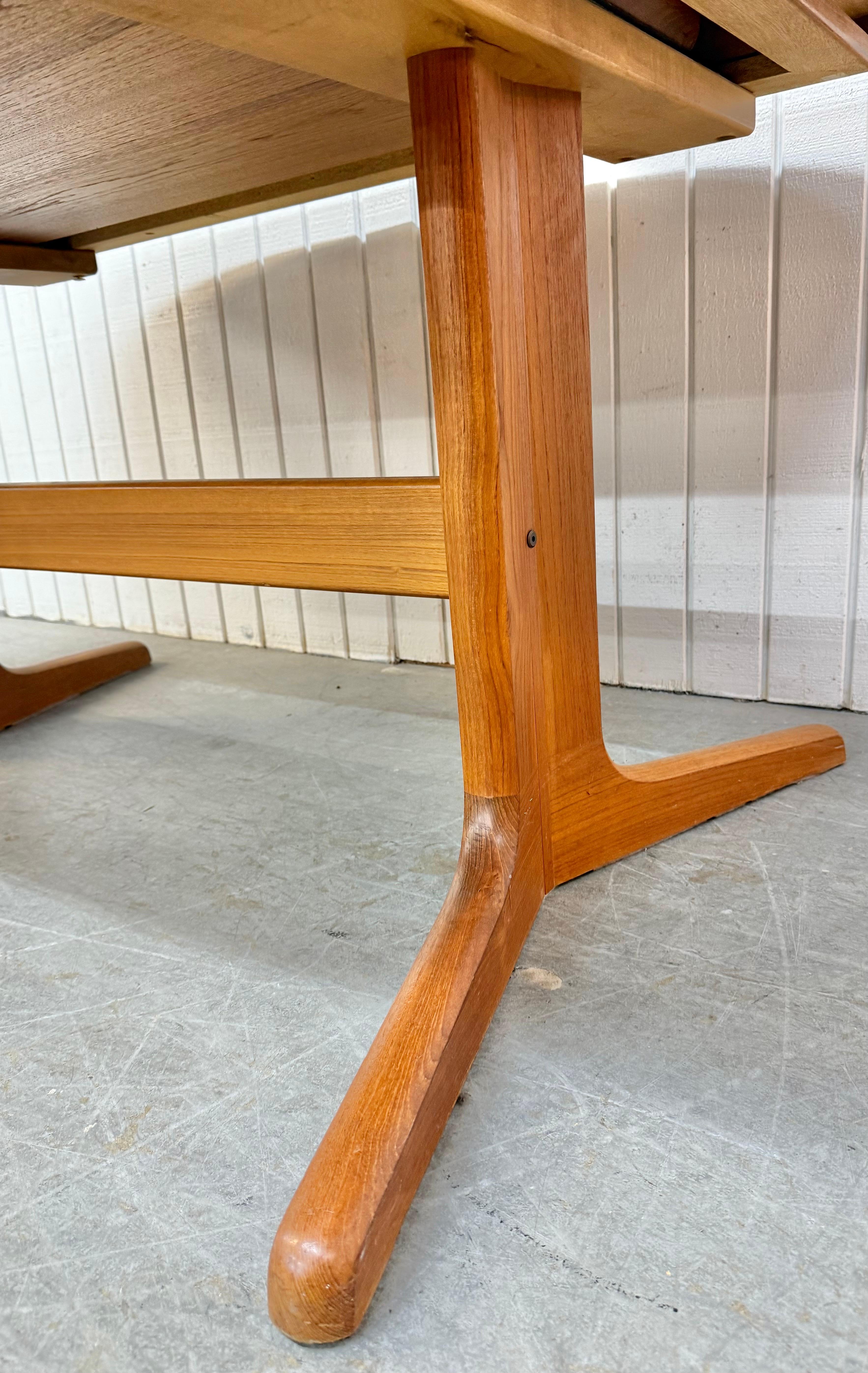 Table de salle à manger ovale danoise moderne vintage en teck en vente 2