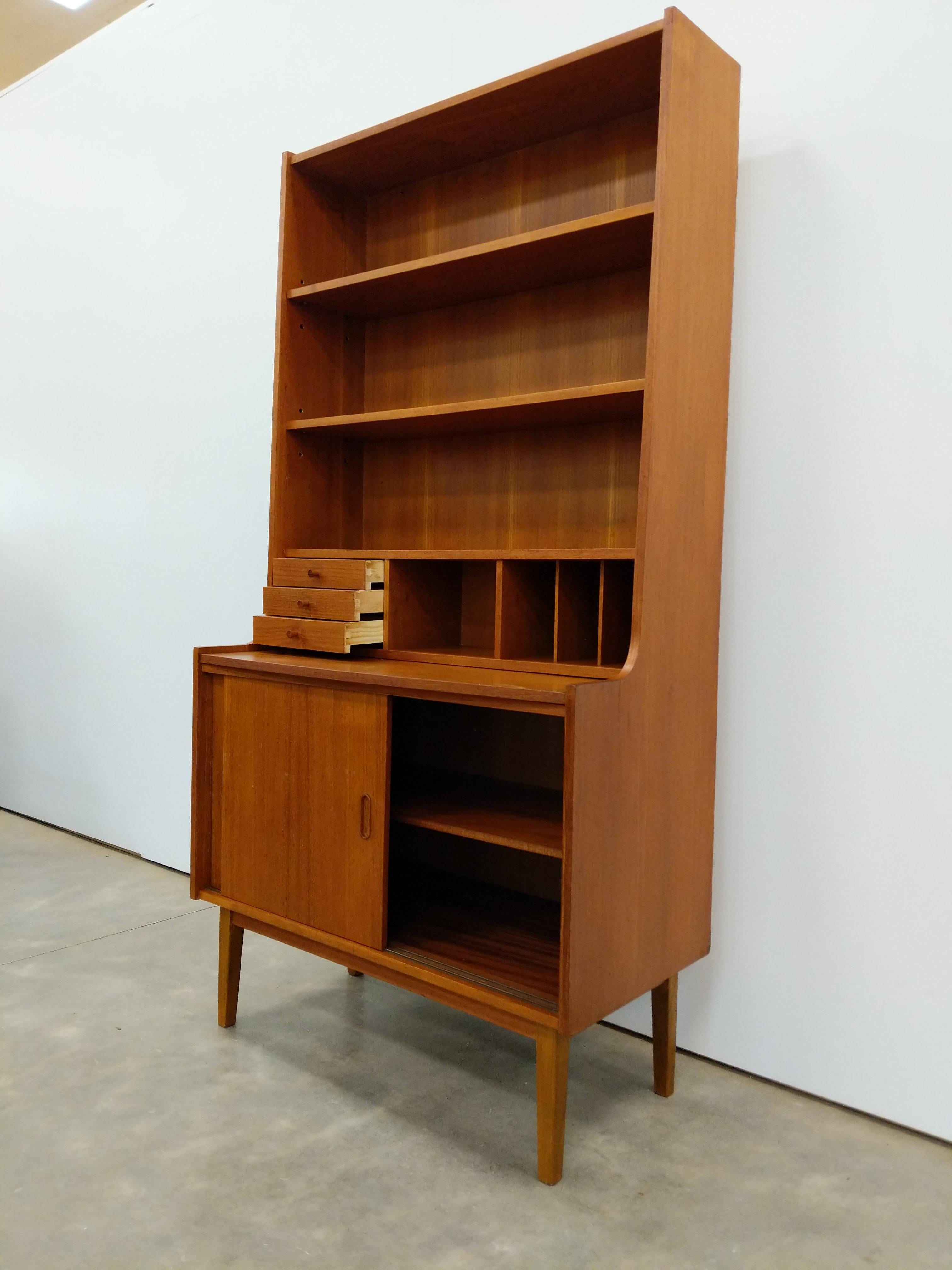 Dänischer moderner Vintage-Sekretär-Schreibtisch/Bücherregal aus Teakholz (Moderne der Mitte des Jahrhunderts) im Angebot