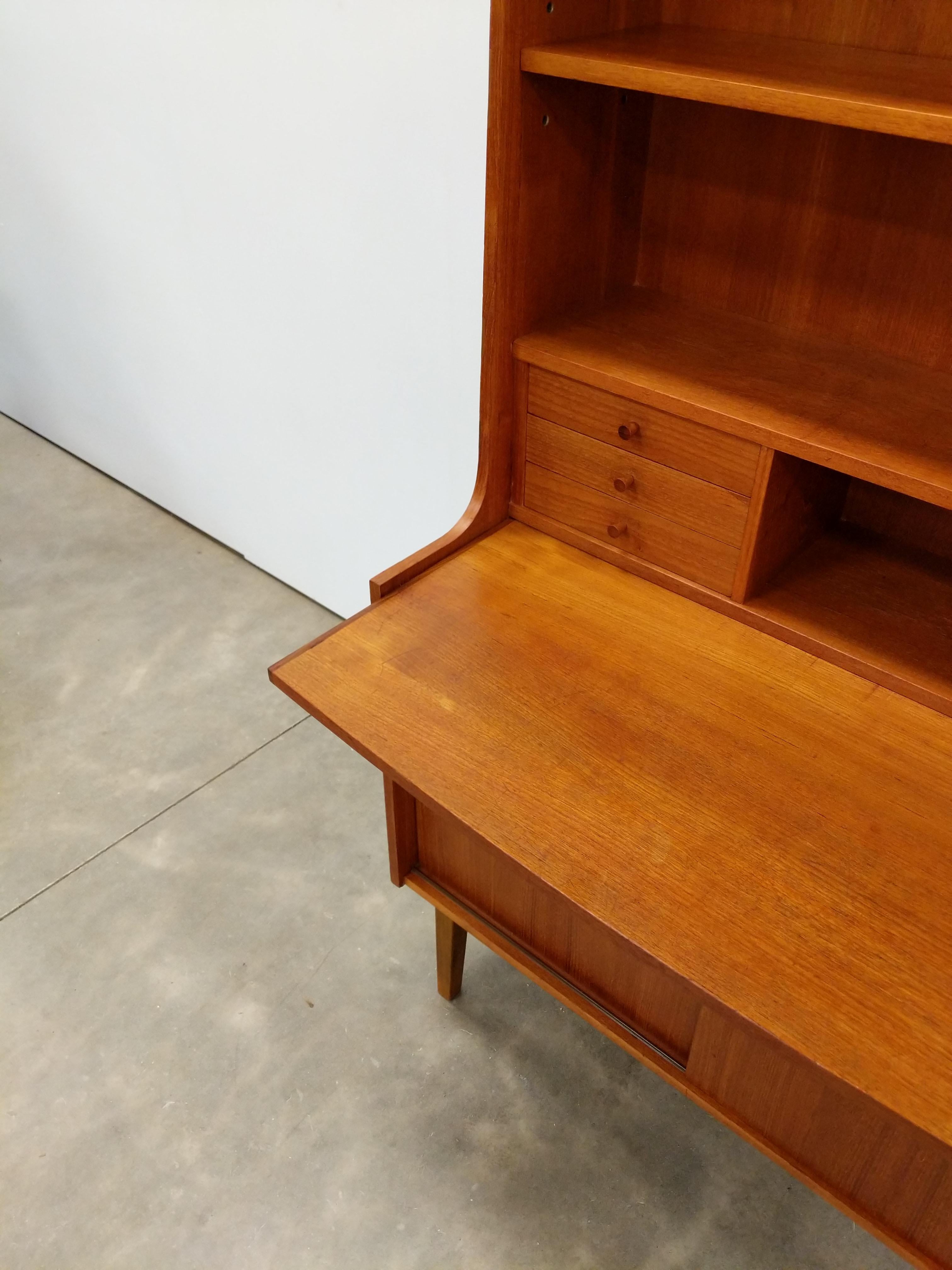 Dänischer moderner Vintage-Sekretär-Schreibtisch/Bücherregal aus Teakholz (20. Jahrhundert) im Angebot