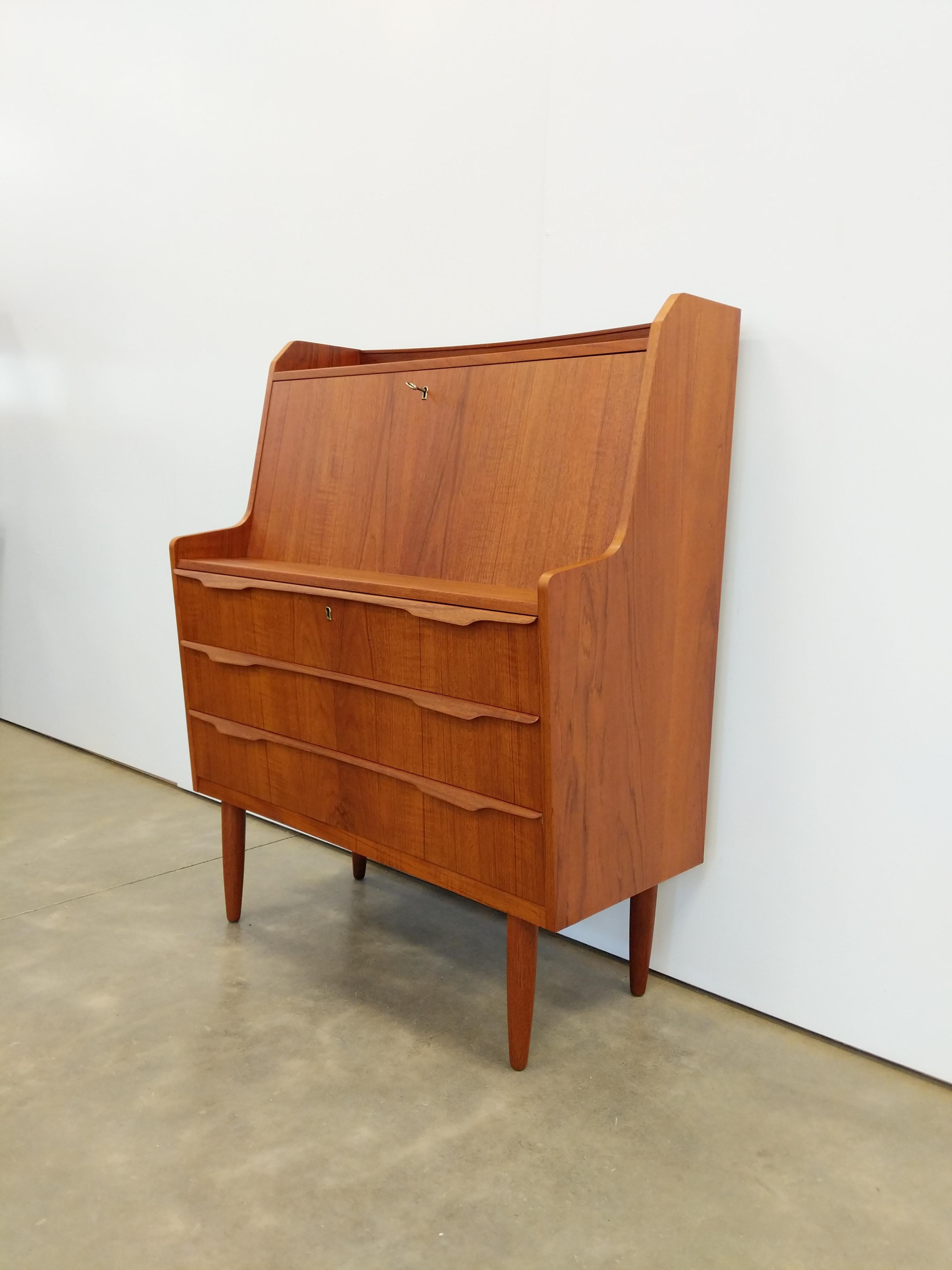 Authentic vintage mid century Danish / Scandinavian Modern teak secretary desk / dresser / chest of drawers.

This piece is in excellent refinished condition with very few signs of age-related wear (see photos).

If you would like any additional