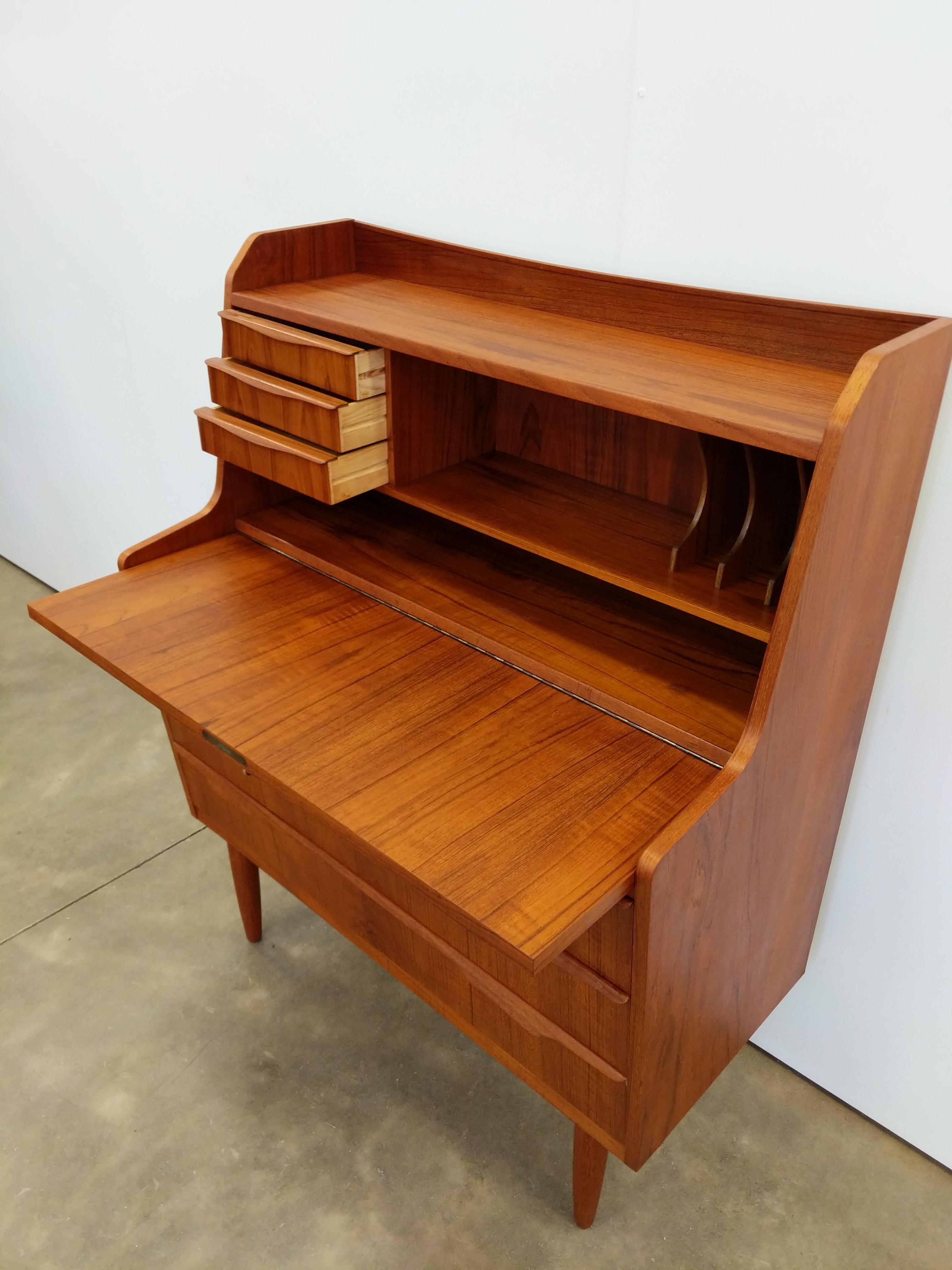 Vintage Danish Modern Teak Secretary Desk In Good Condition In Gardiner, NY