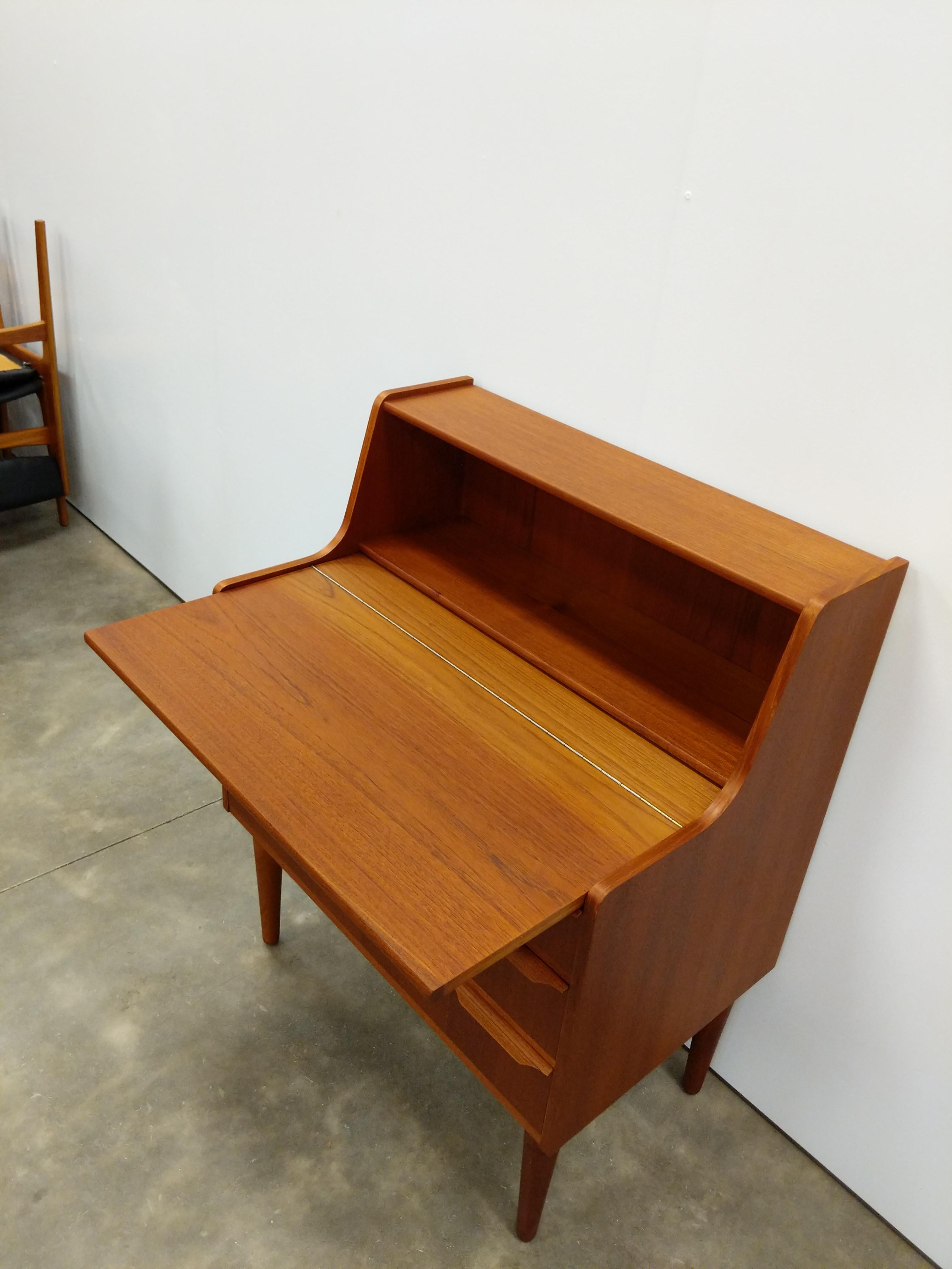 Vintage Danish Modern Teak Secretary Desk / Vanity by Trekanten In Good Condition In Gardiner, NY