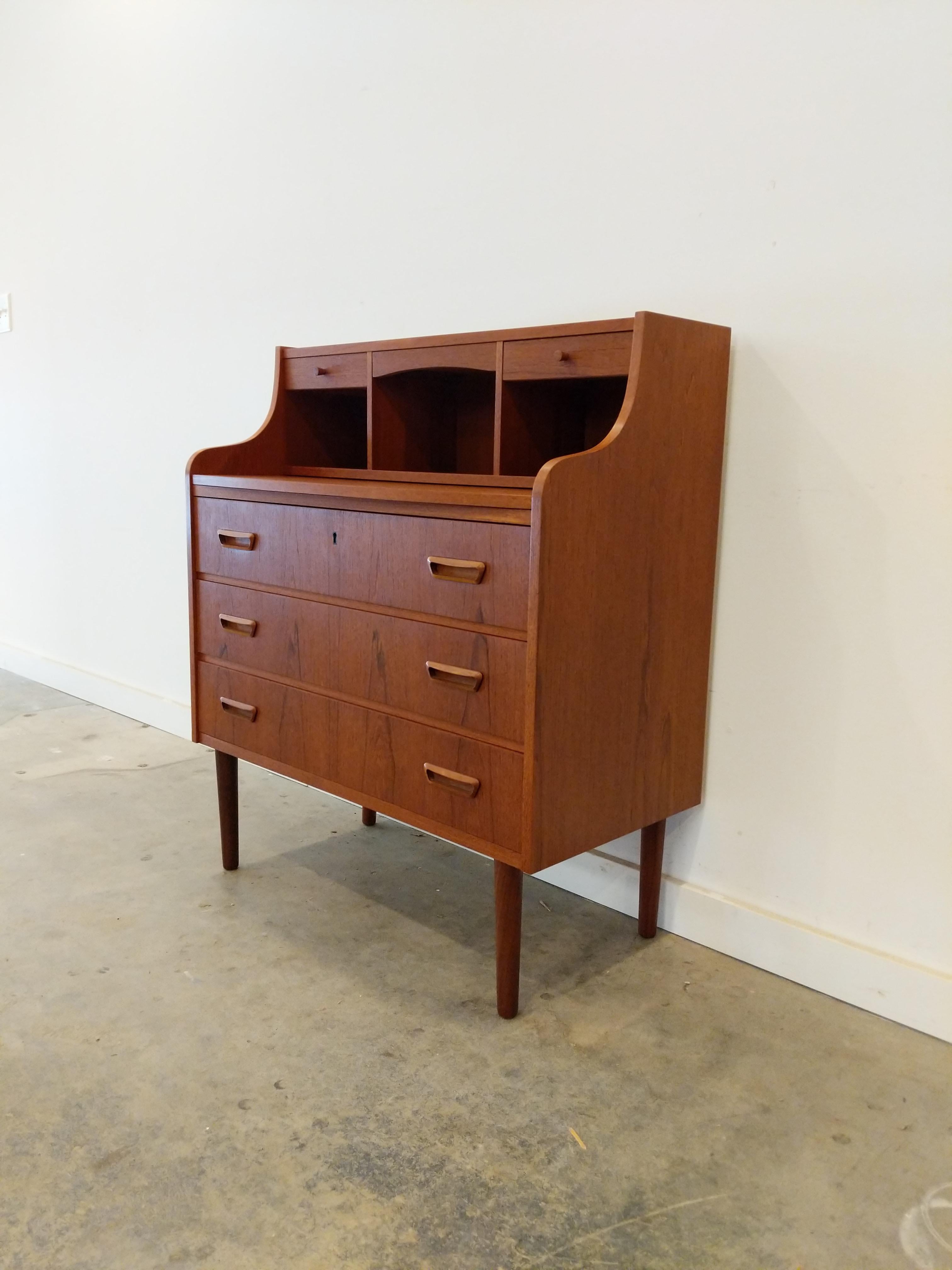 Authentic vintage mid century Danish / Scandinavian Modern teak secretary desk / vanity with mirror.

This piece is in excellent refinished condition with very few signs of age-related wear (see photos).

If you would like any additional details,