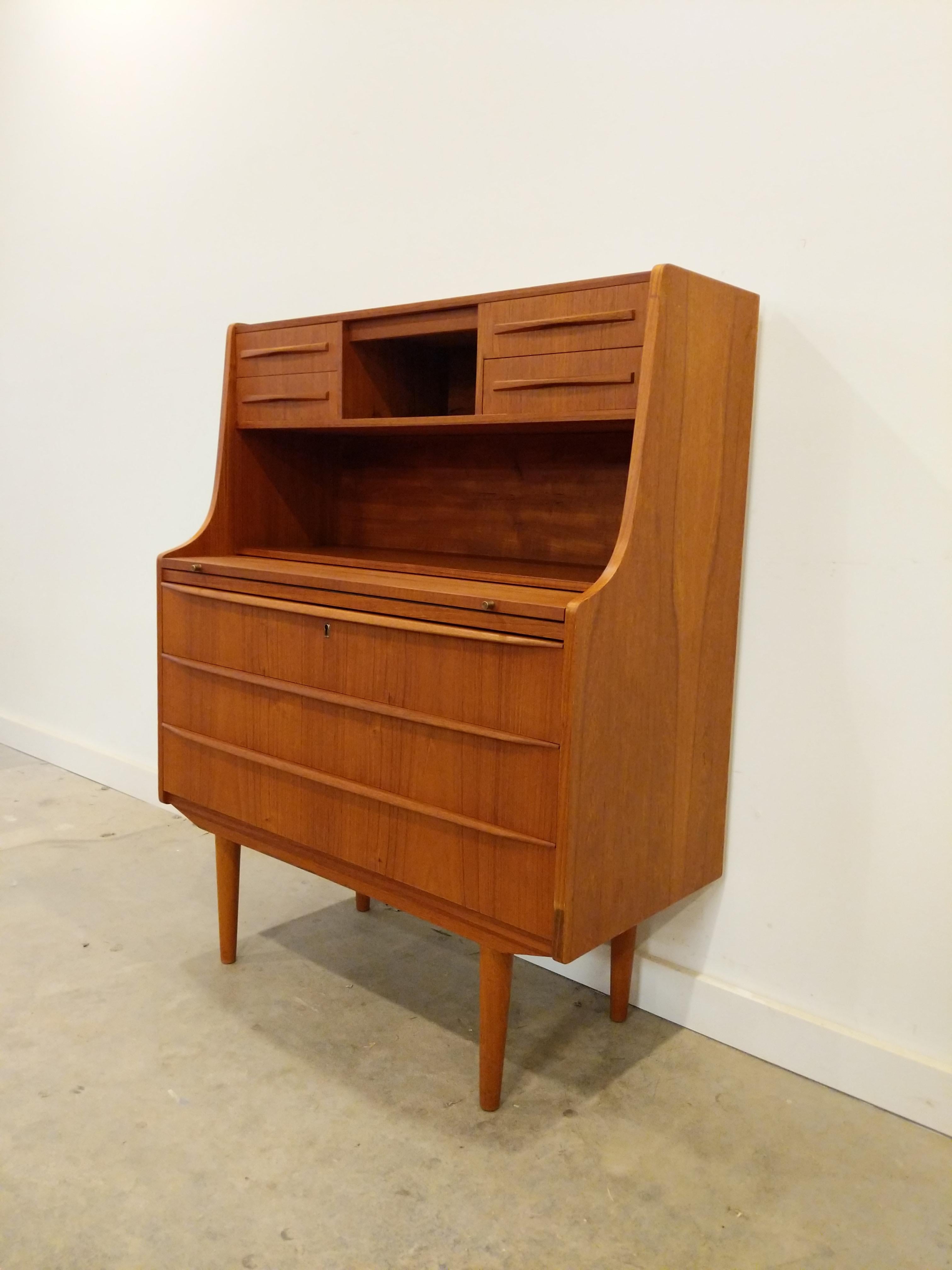 Authentic vintage mid century Danish / Scandinavian Modern teak secretary desk / vanity with mirror.

This piece is in excellent refinished condition with very few signs of age-related wear (see photos).

If you would like any additional details,