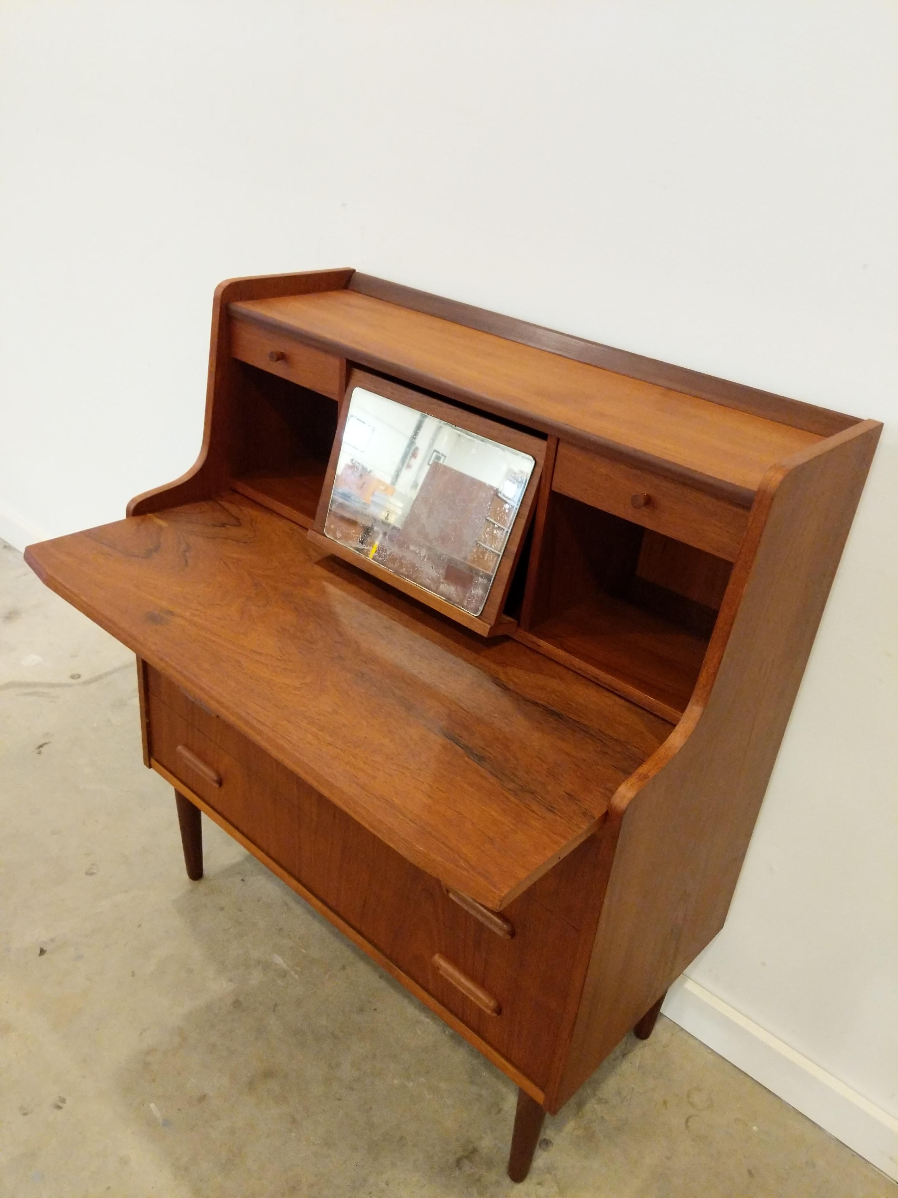 Vintage Danish Modern Teak Secretary Desk / Vanity In Good Condition In Gardiner, NY
