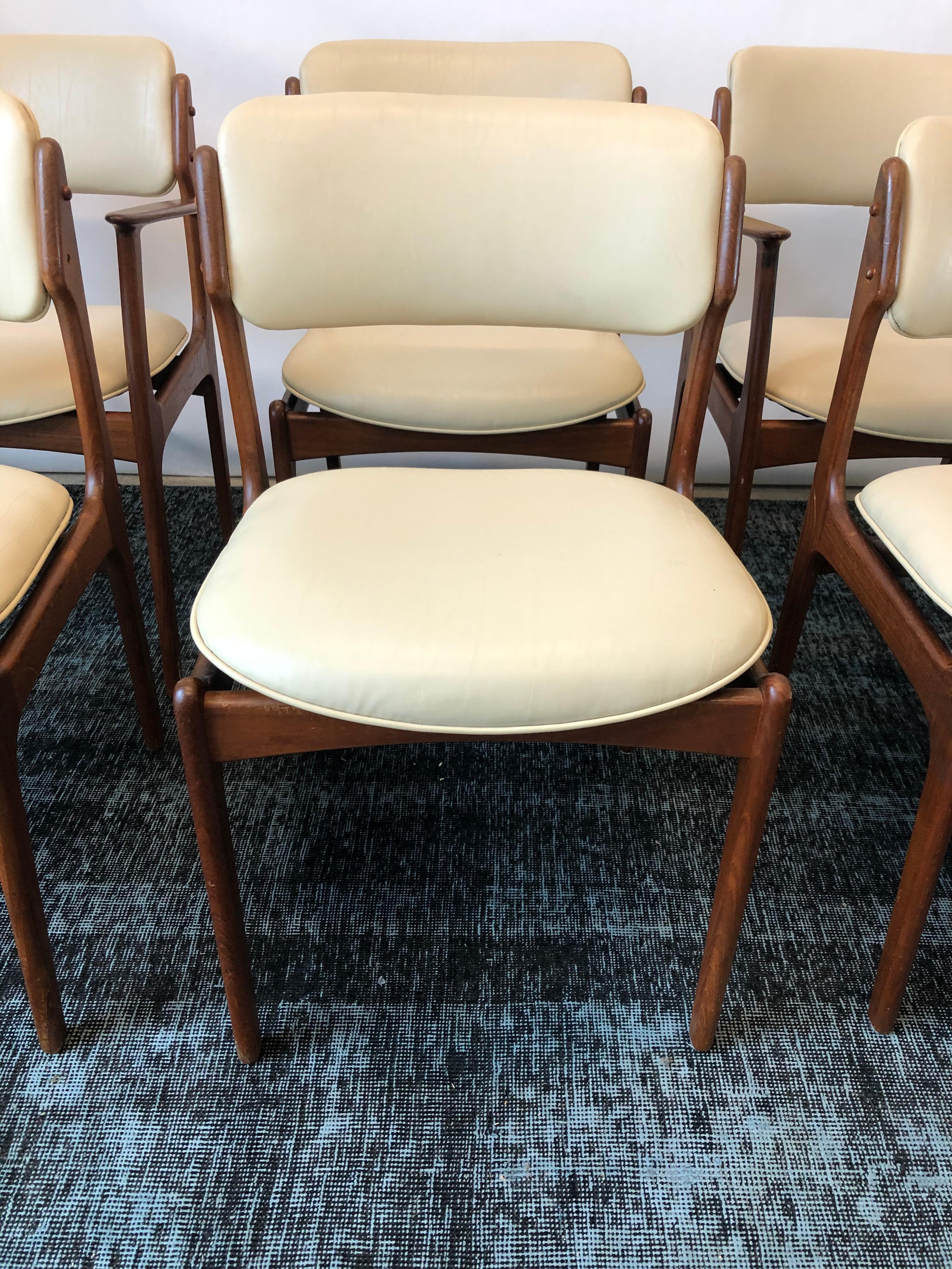 This set of six vintage Danish modern teak dining chairs by Erik Buch for O.D. Møbler is in very good condition overall. Shows wear consistent to age and use. Vinyl upholstery. 2 arm and 4 side chairs,
circa 1960s, Denmark.
Dimensions:
19