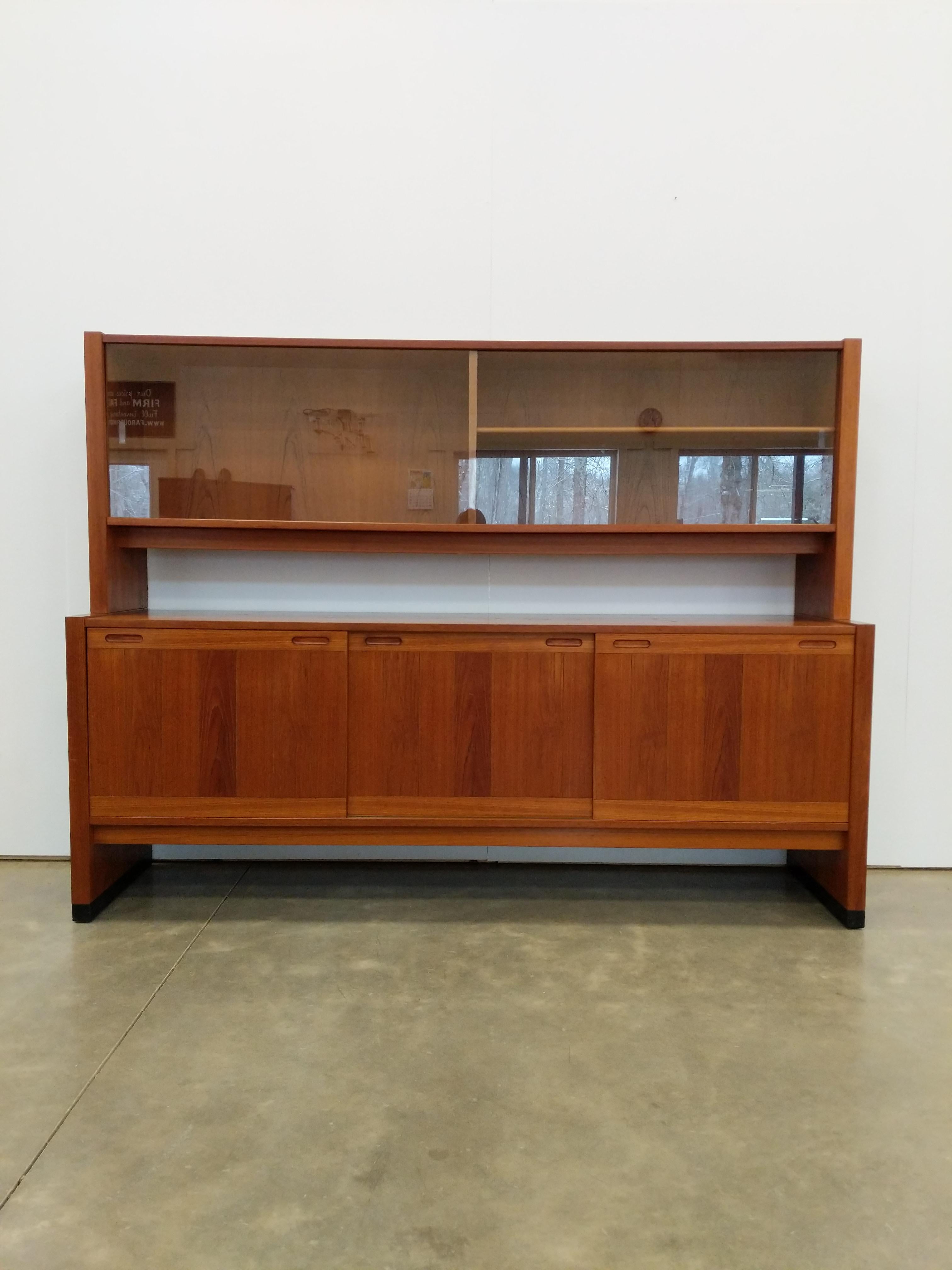 Authentique buffet en teck danois / scandinave moderne du milieu du siècle, buffet, serveur, crédence, console.

Par Dyrlund.

Label du fabricant sur le fond.

Cette pièce peut accueillir des disques vinyles de 12 pouces.

Cette pièce est en