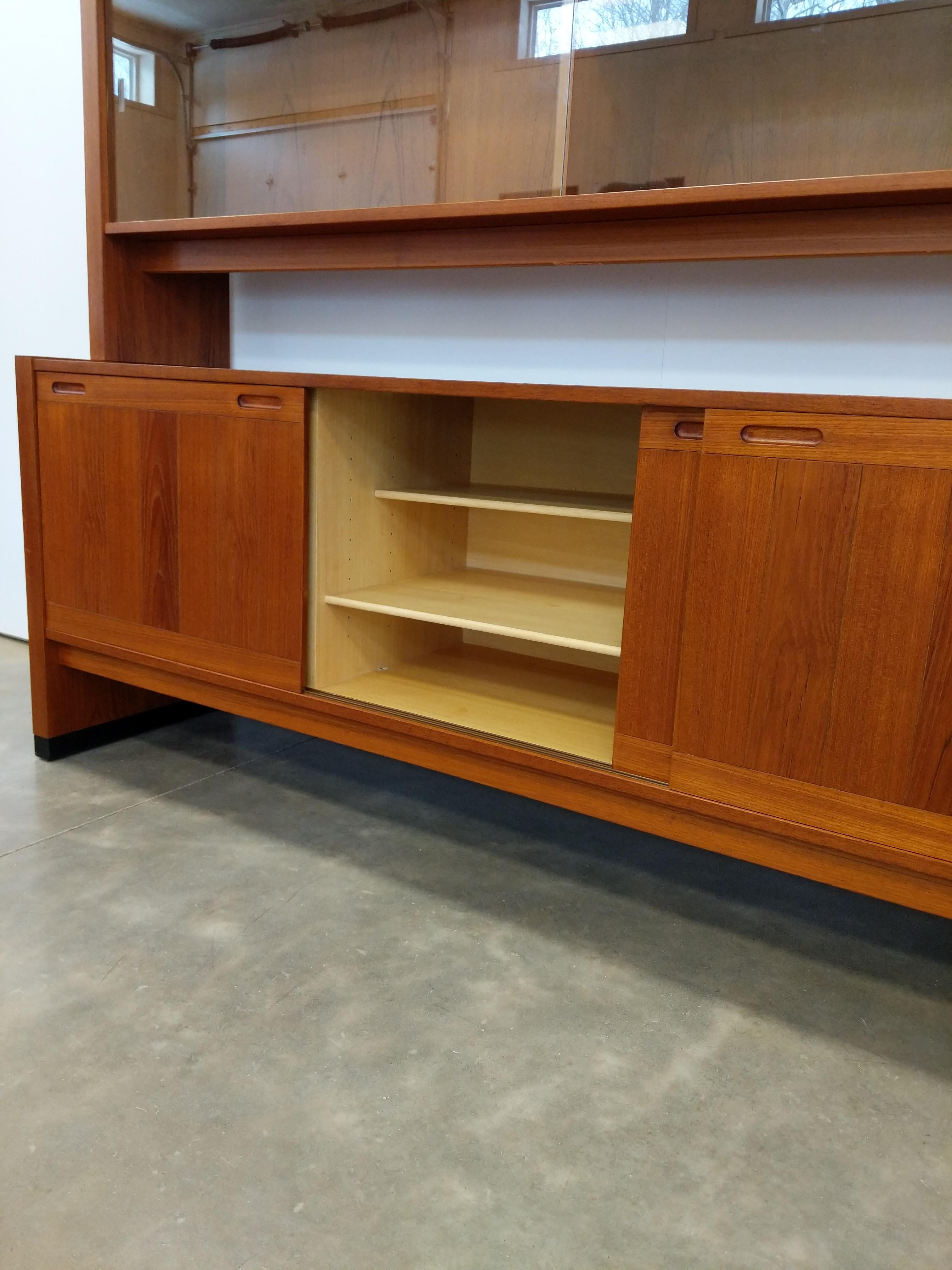 Enfilade danois moderne vintage en teck par Dyrlund Bon état - En vente à Gardiner, NY