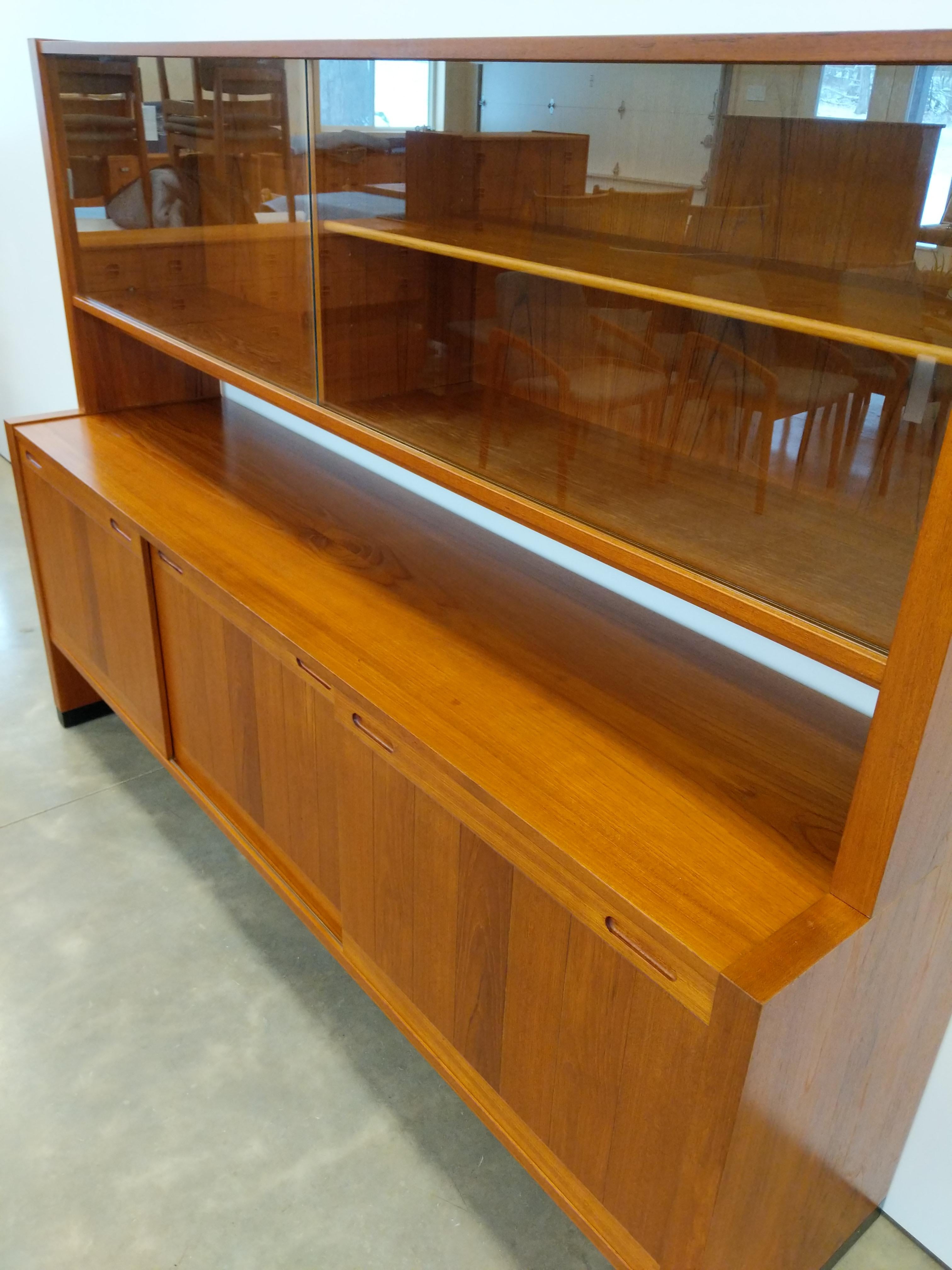 Enfilade danois moderne vintage en teck par Dyrlund en vente 1
