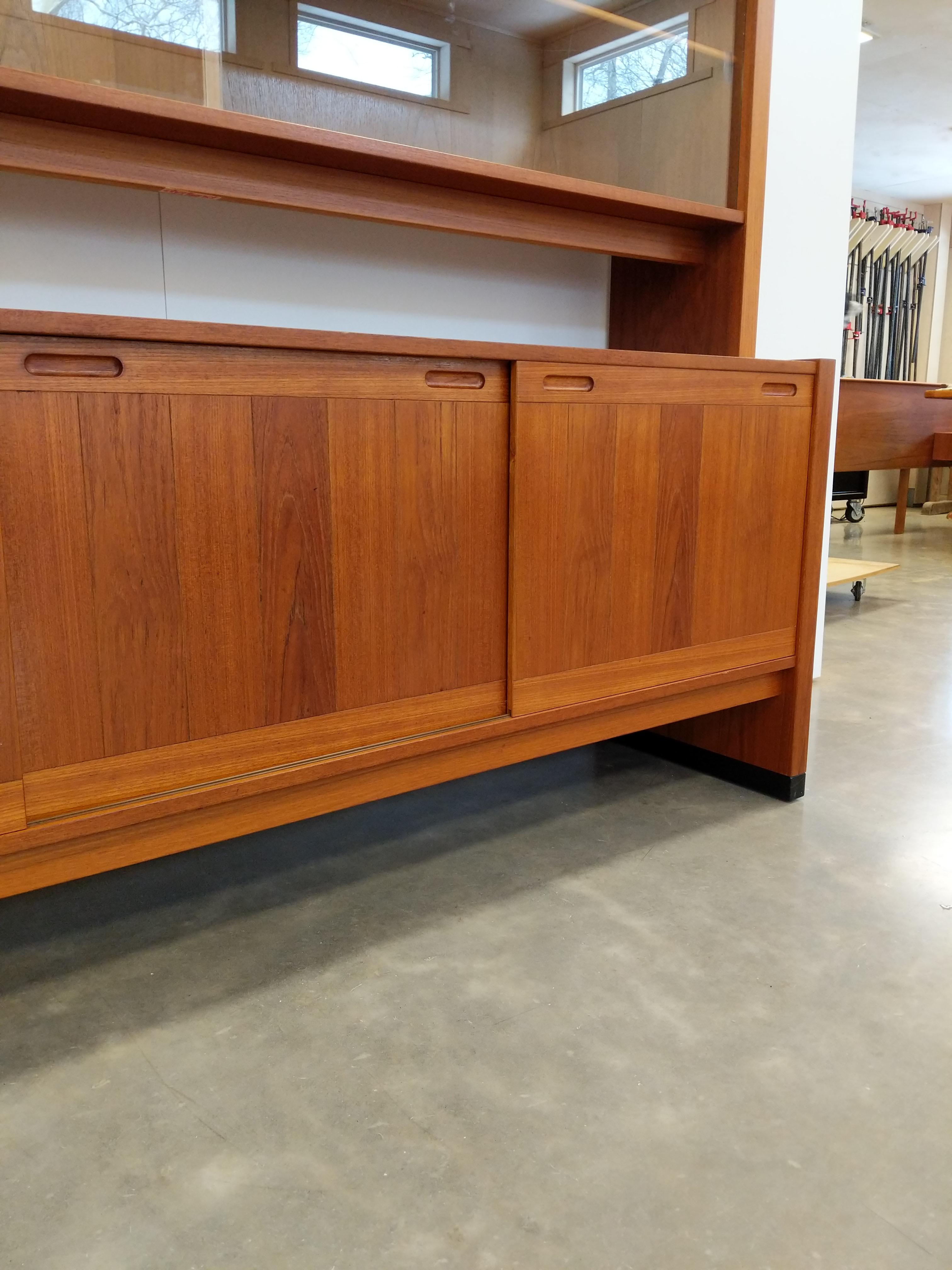 Enfilade danois moderne vintage en teck par Dyrlund en vente 3