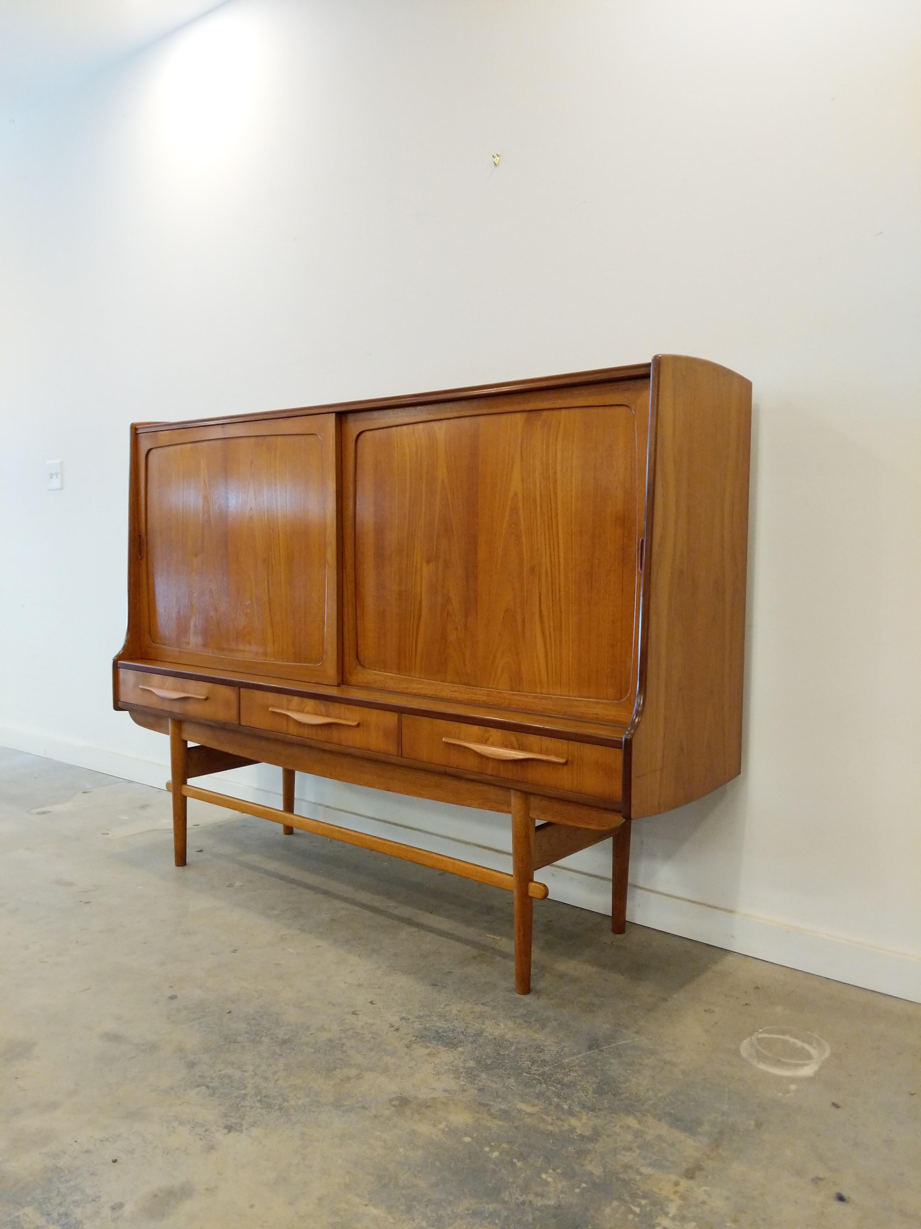 Authentic vintage mid century Danish / Scandinavian Modern teak sideboard / cabinet / server / buffet.

This piece is in excellent vintage condition with very few signs of age-related wear (see photos).

If you would like any additional details,