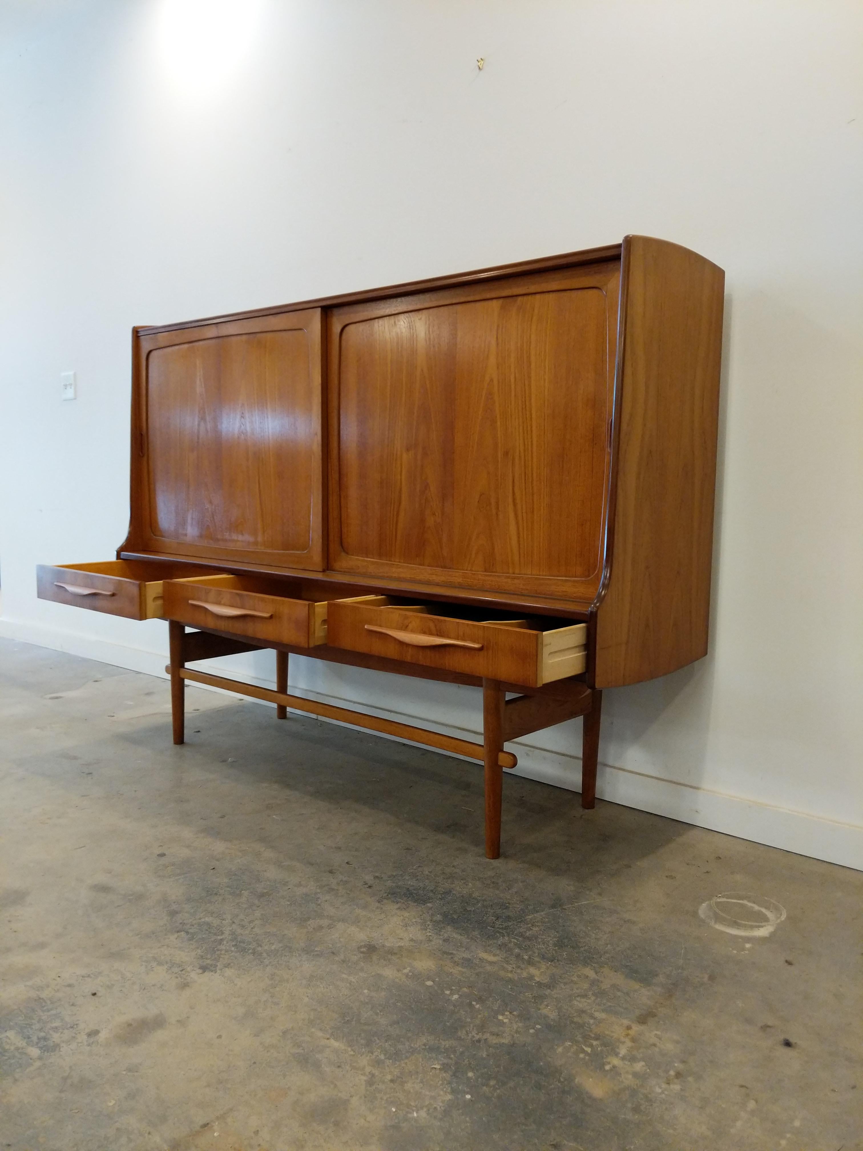Scandinavian Modern Vintage Danish Modern Teak Sideboard / Cabinet For Sale