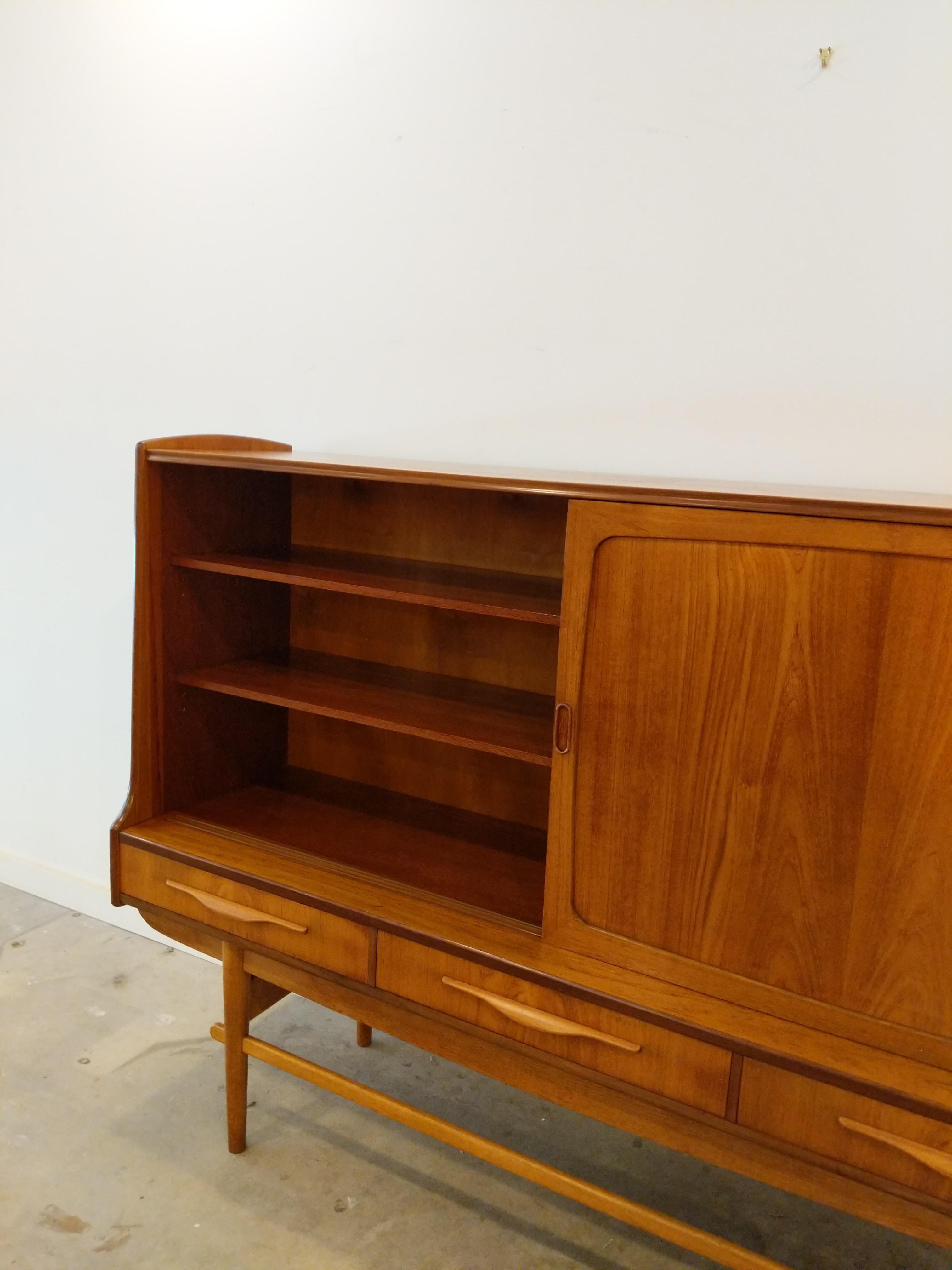 Vintage Danish Modern Teak Sideboard / Cabinet In Good Condition For Sale In Gardiner, NY