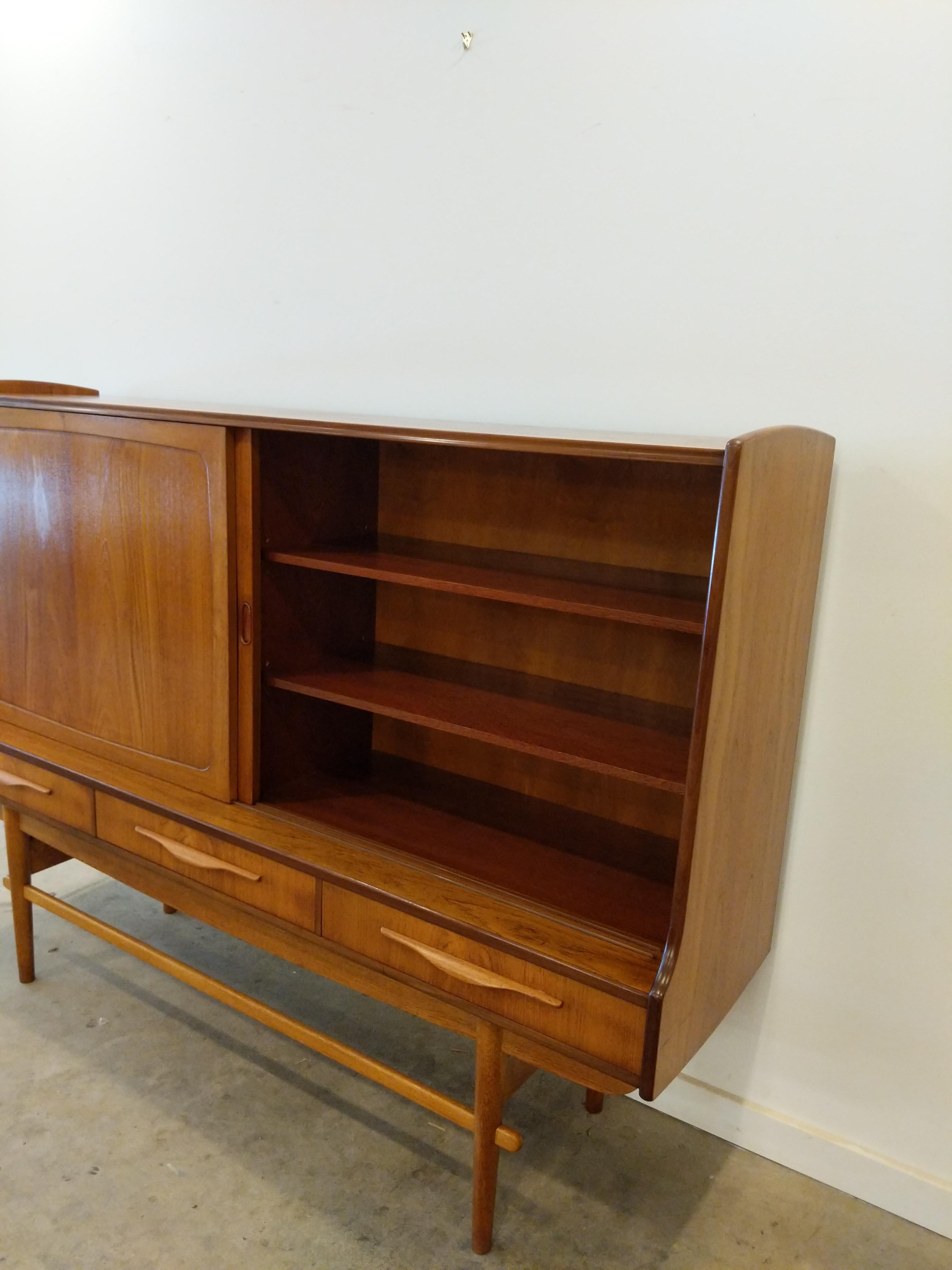 Mid-20th Century Vintage Danish Modern Teak Sideboard / Cabinet For Sale