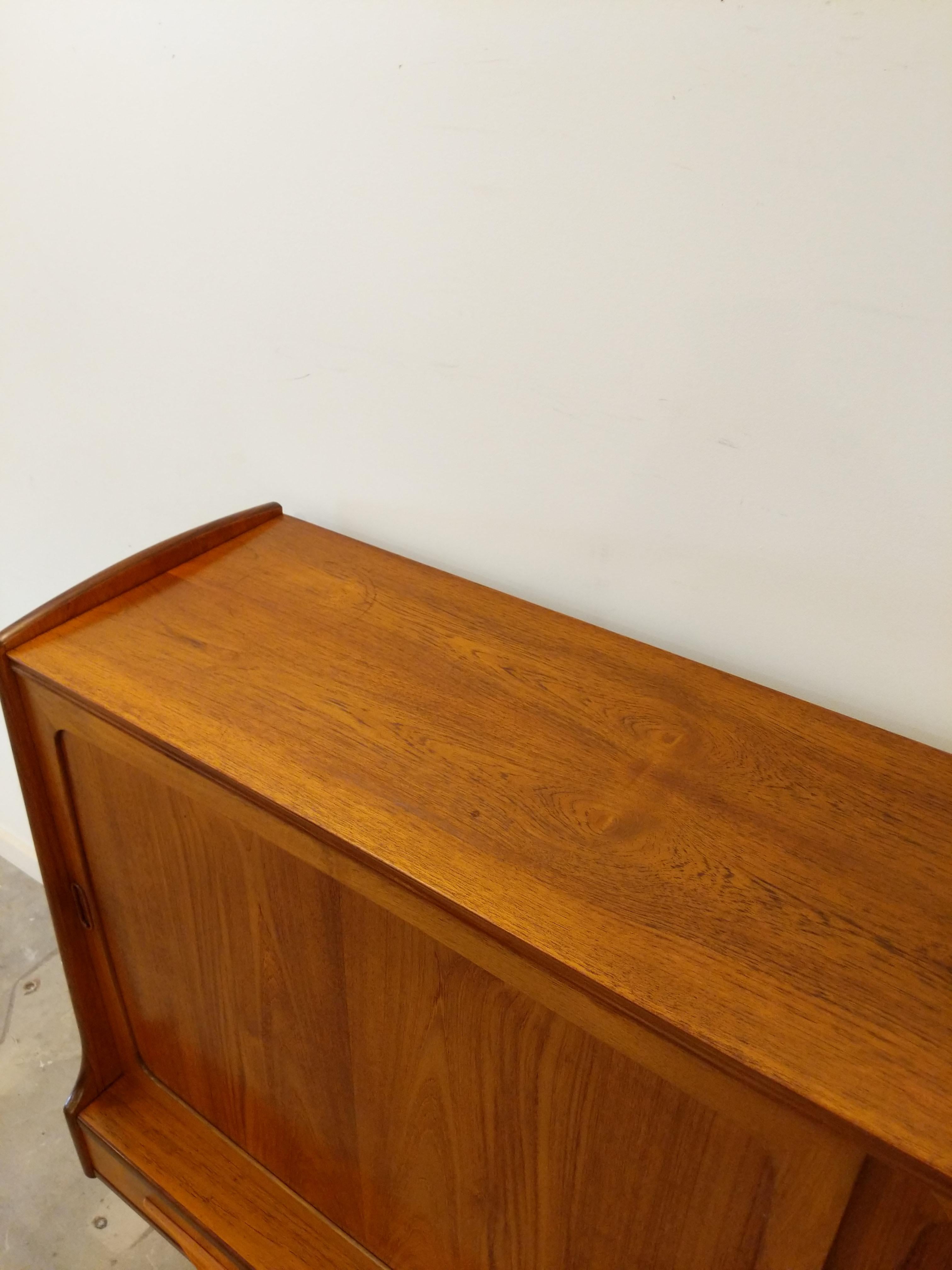 Vintage Danish Modern Teak Sideboard / Cabinet For Sale 1