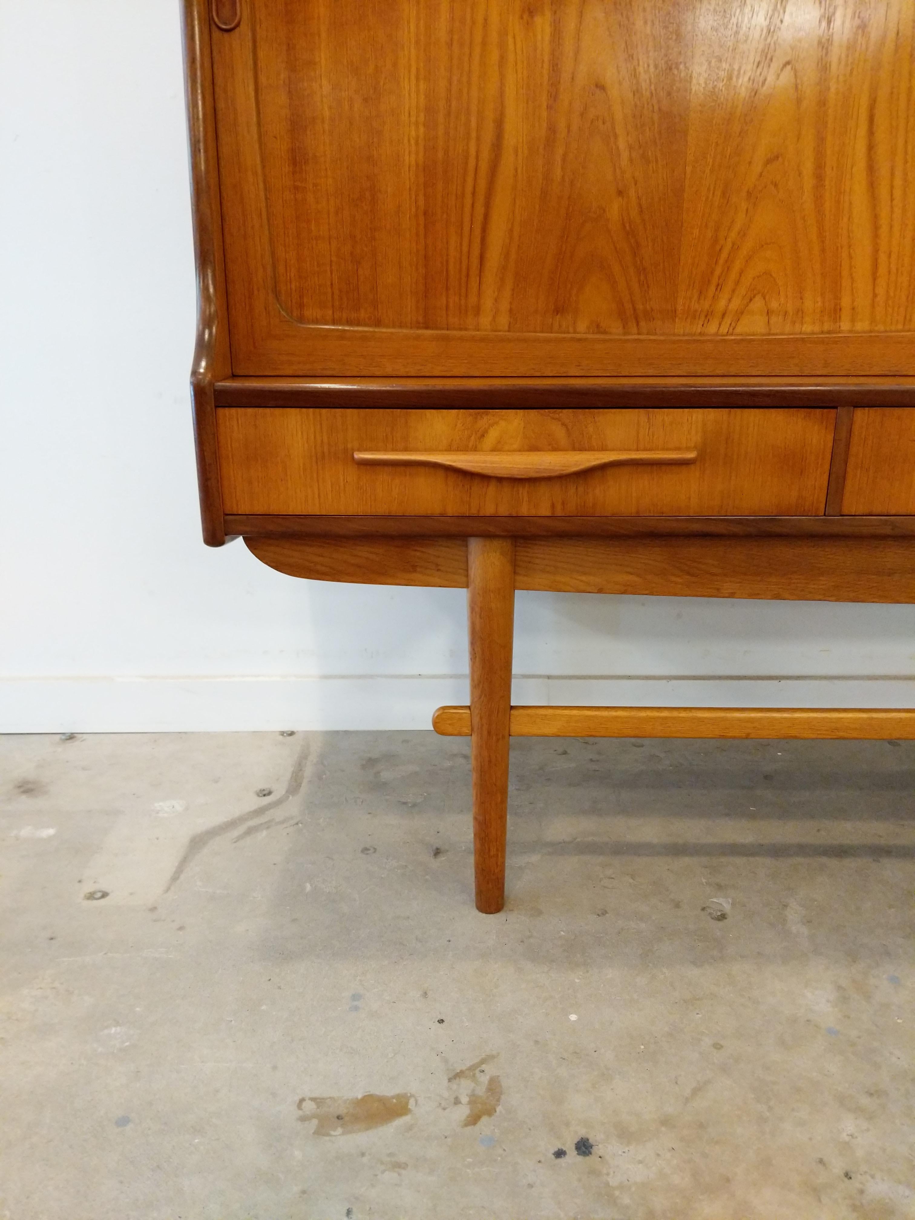 Vintage Danish Modern Teak Sideboard / Cabinet For Sale 2