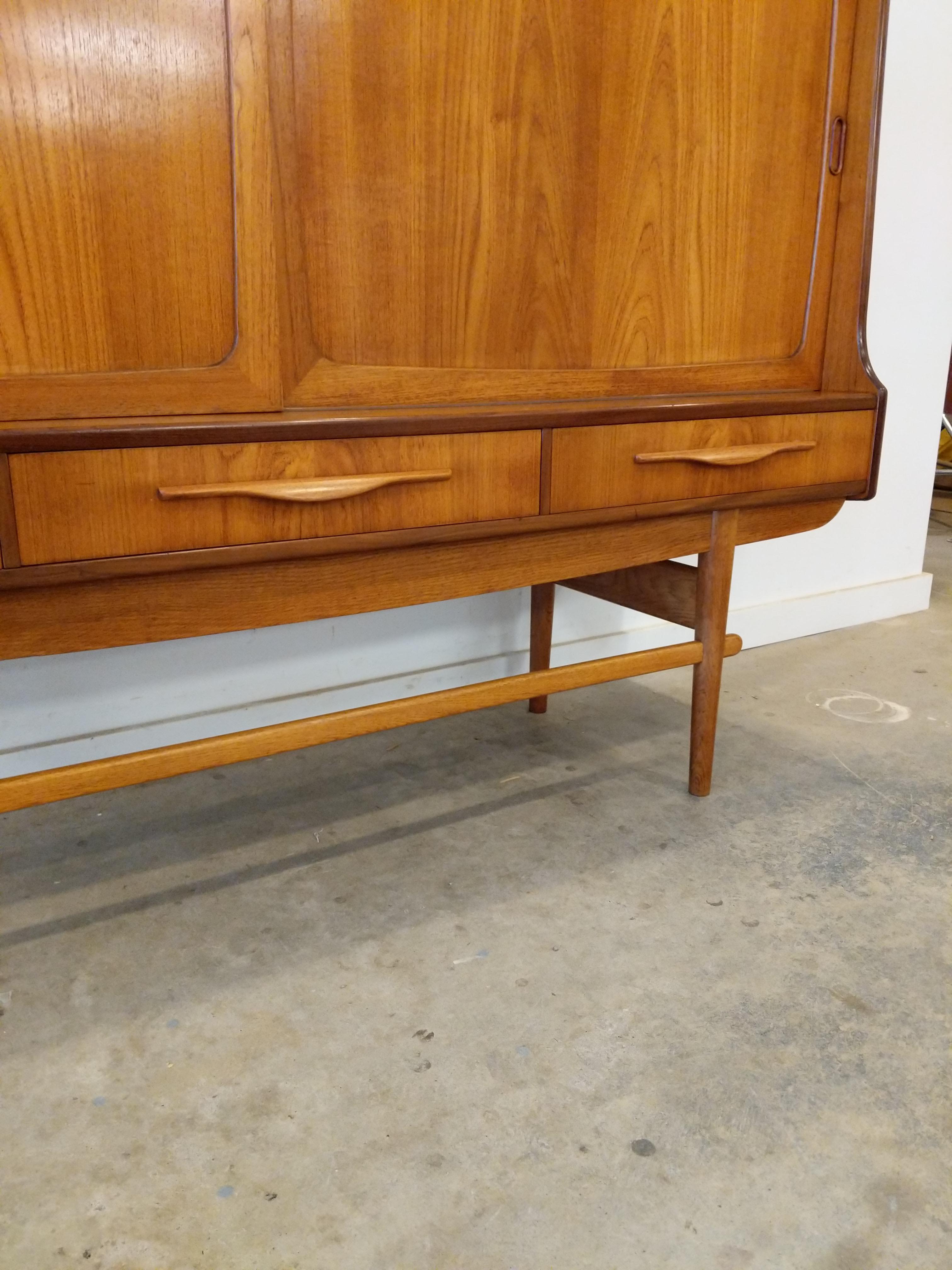 Vintage Danish Modern Teak Sideboard / Cabinet For Sale 3