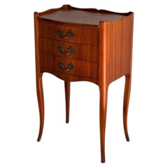 Petite commode vintage de style danois moderne en teck, table de chevet, table d'appoint scandinave MCM