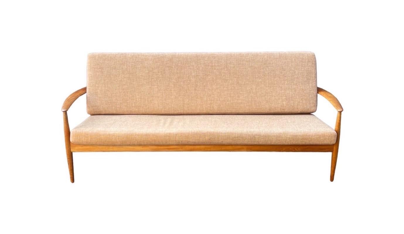 Sillón-sofá de teca moderno danés vintage de John Stuart. Tapicería original 

Dimensiones. 81 ANCH. ; 31 PROF. ; 31 ALT.
Altura del asiento 18
Altura del brazo 21.
