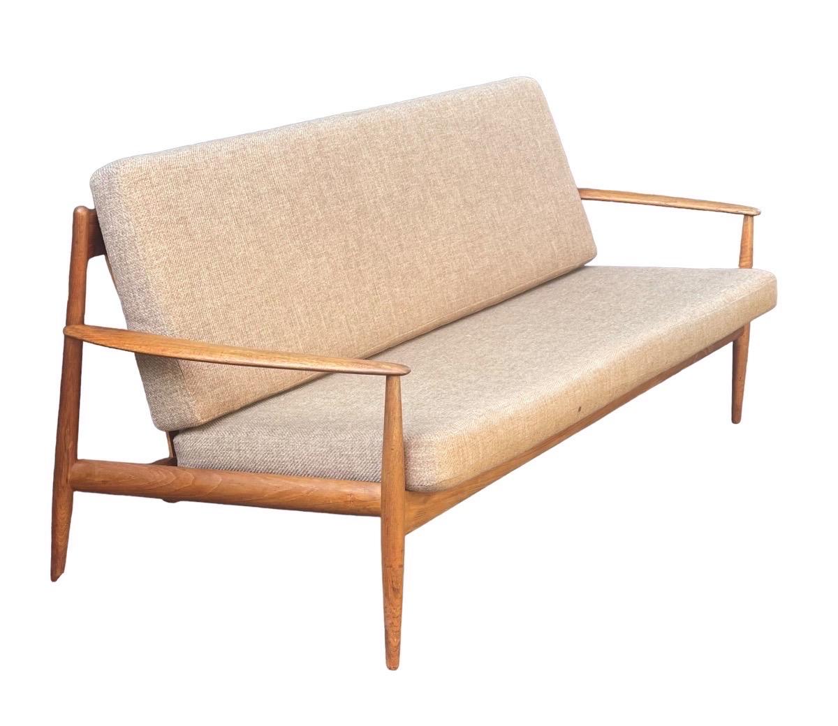 Dänischer moderner Vintage-Sofa-Sessel aus Teakholz von John Stuart, Originalpolsterung  (Moderne der Mitte des Jahrhunderts) im Angebot