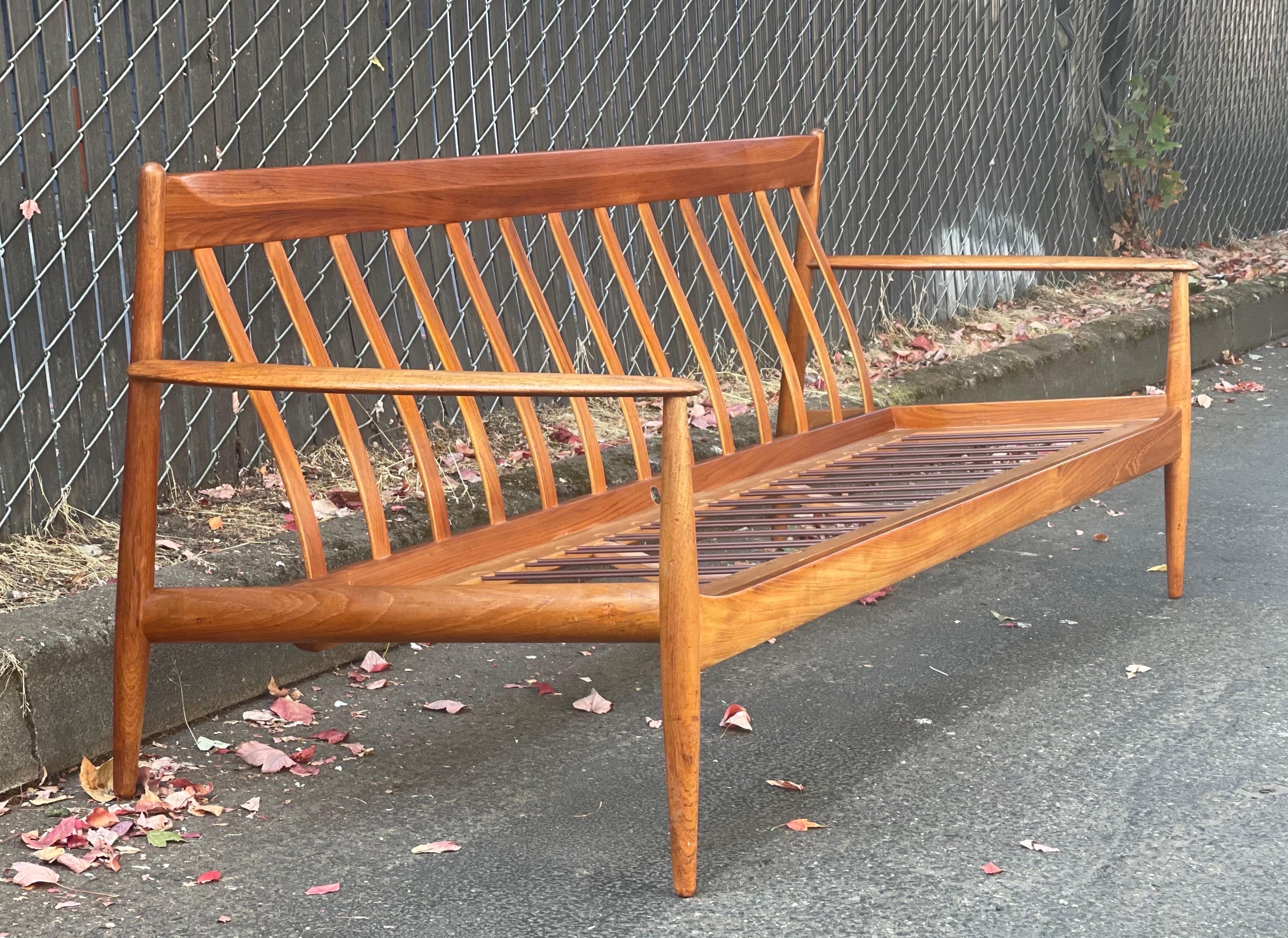 Sillón de teca moderno danés vintage de John Stuart, tapizado original finales del siglo XX en venta