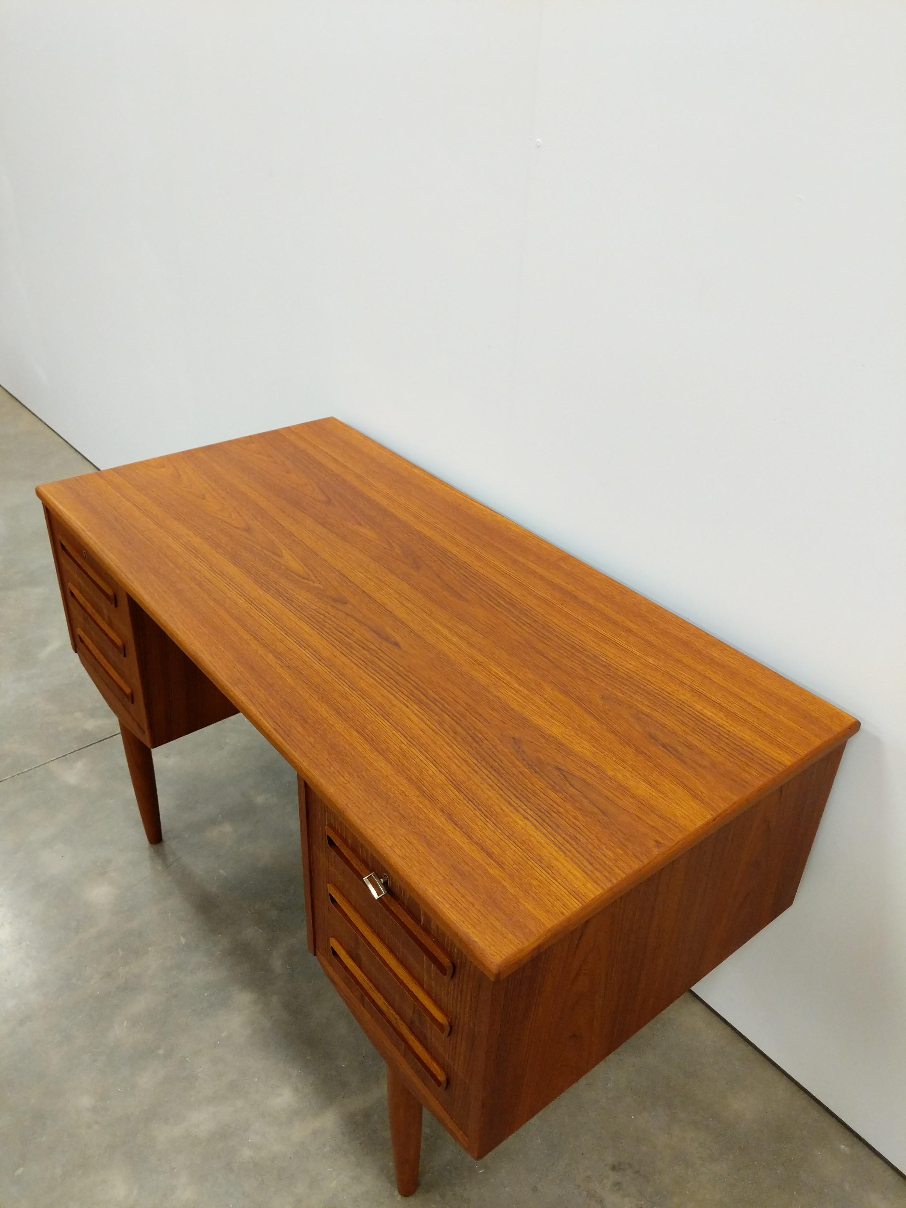 Vintage Danish Modern Teak Svenstrup Desk In Good Condition In Gardiner, NY