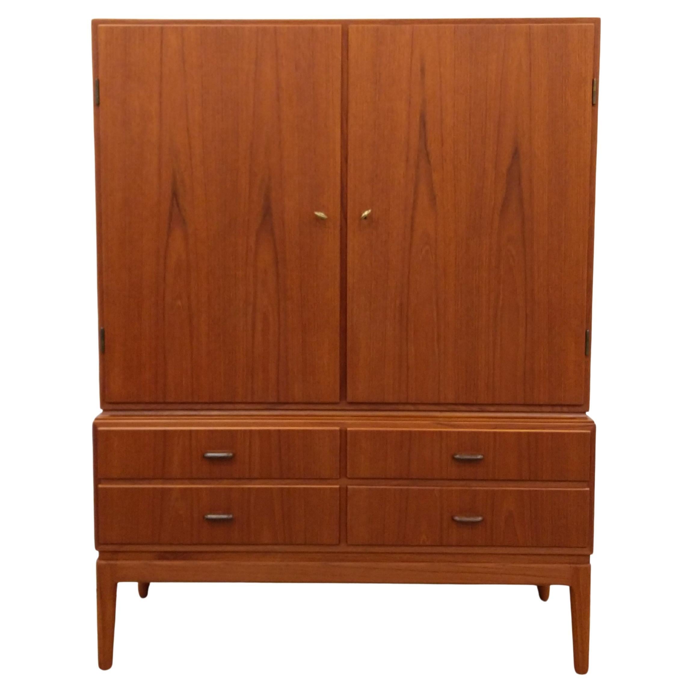 Vintage Danish Modern Teak Wardrobe / Cabinet en venta