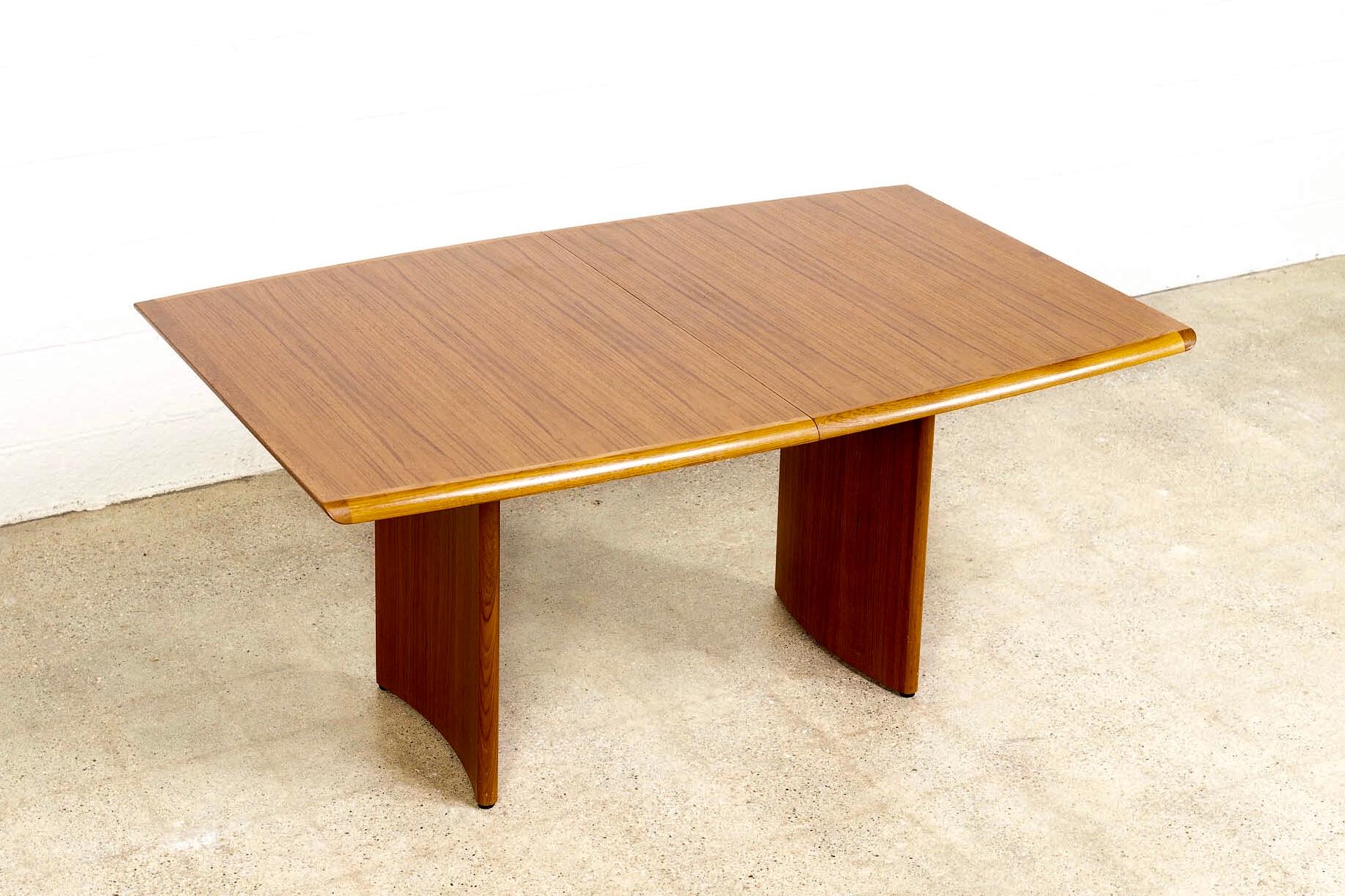 Mid-Century Modern Vintage Danish Modern Teak Wood Extendable Dining Table with Two Leaves, 1960s For Sale