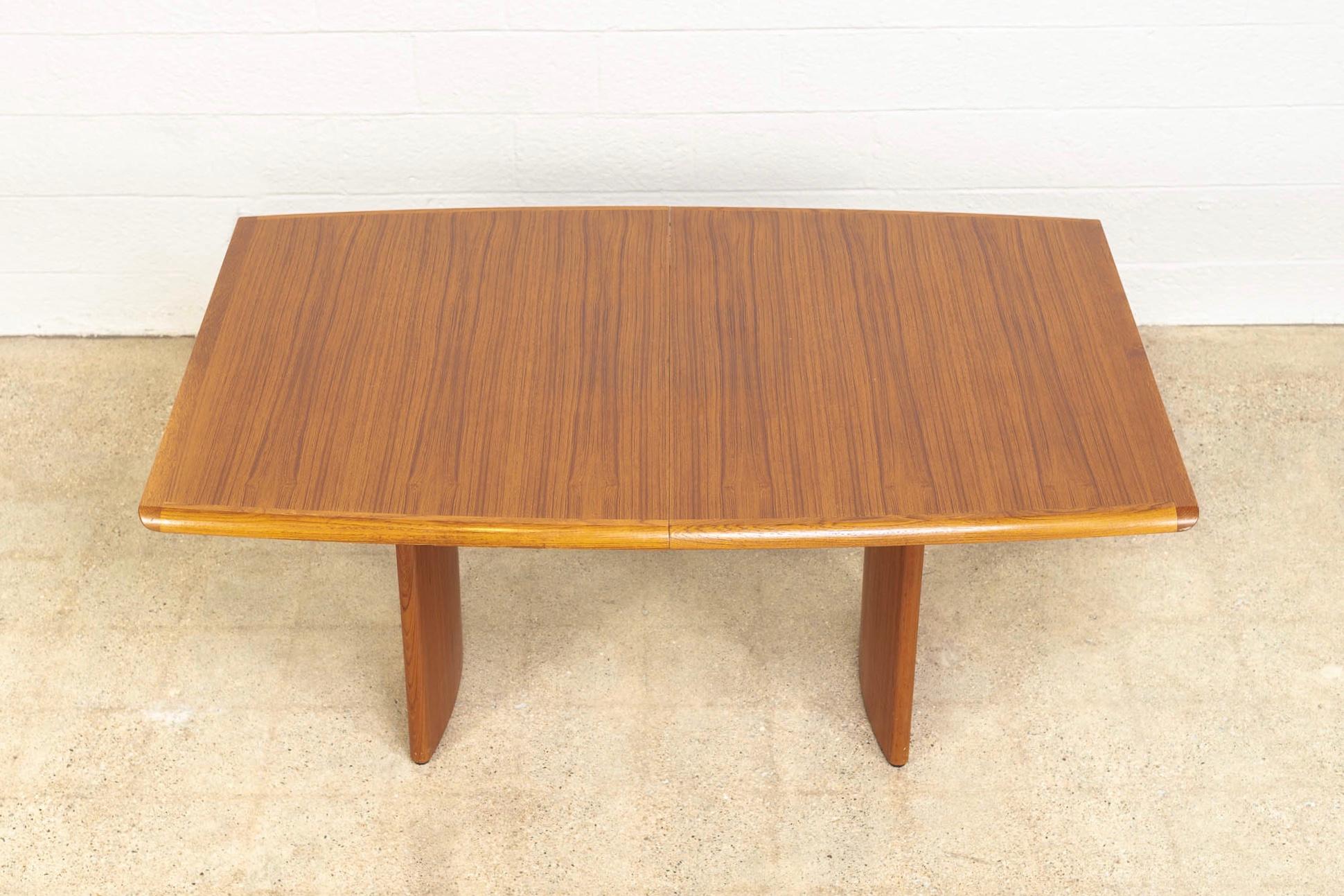 Vintage Danish Modern Teak Wood Extendable Dining Table with Two Leaves, 1960s In Good Condition For Sale In Detroit, MI