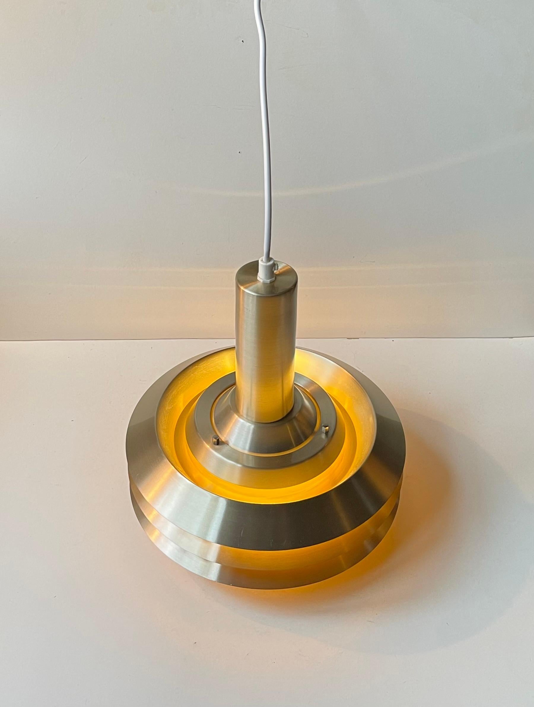 Vintage Danish Modern Tiered Pendant Lamp in Brass by Lyskær Belysning, 1970s In Good Condition For Sale In Esbjerg, DK