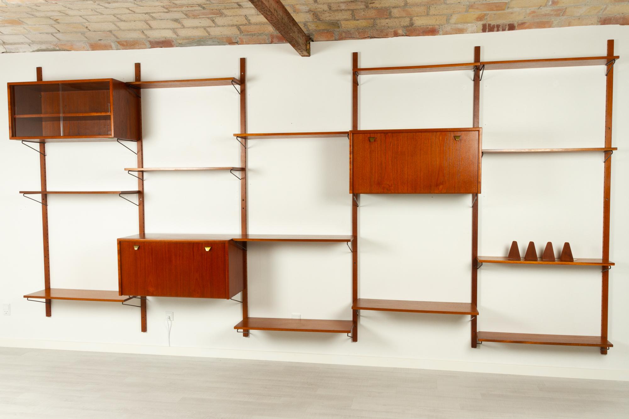 Vintage Danish modular teak wall unit by Kurt Østervig 1960s
Beautiful large and rare five bay shelving system designed by Danish designer Kurt Østervig and manufactured by KP Møbler Denmark.

This set consists of the following items:
- 5